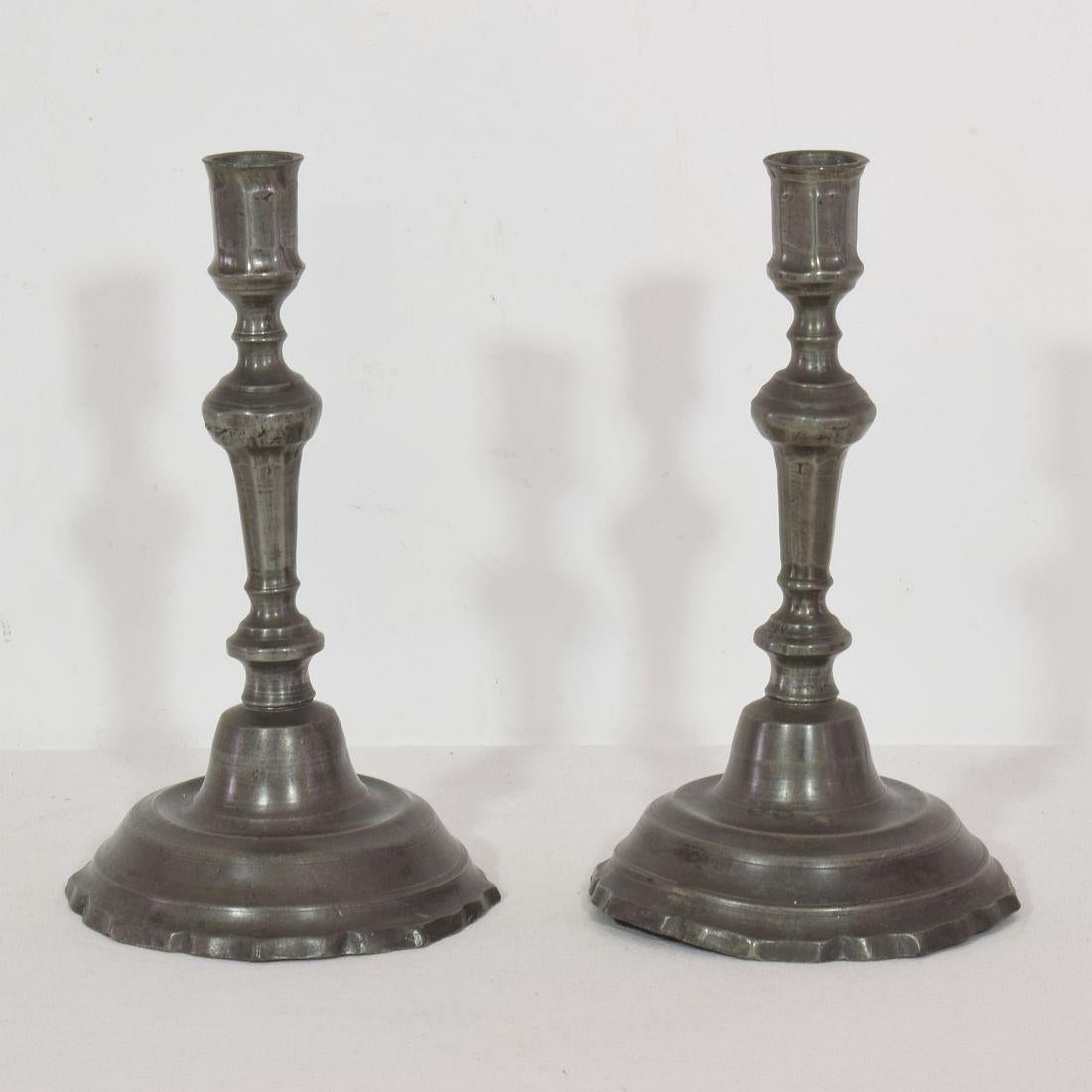 Pair of Late 18th Century French Neoclassical Pewter Candleholders In Good Condition For Sale In Buisson, FR