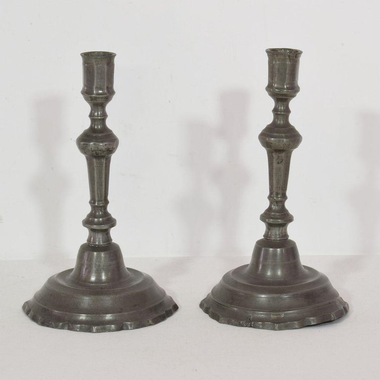 Paire de chandeliers en étain de style néoclassique français de la fin du  18e siècle En vente sur 1stDibs
