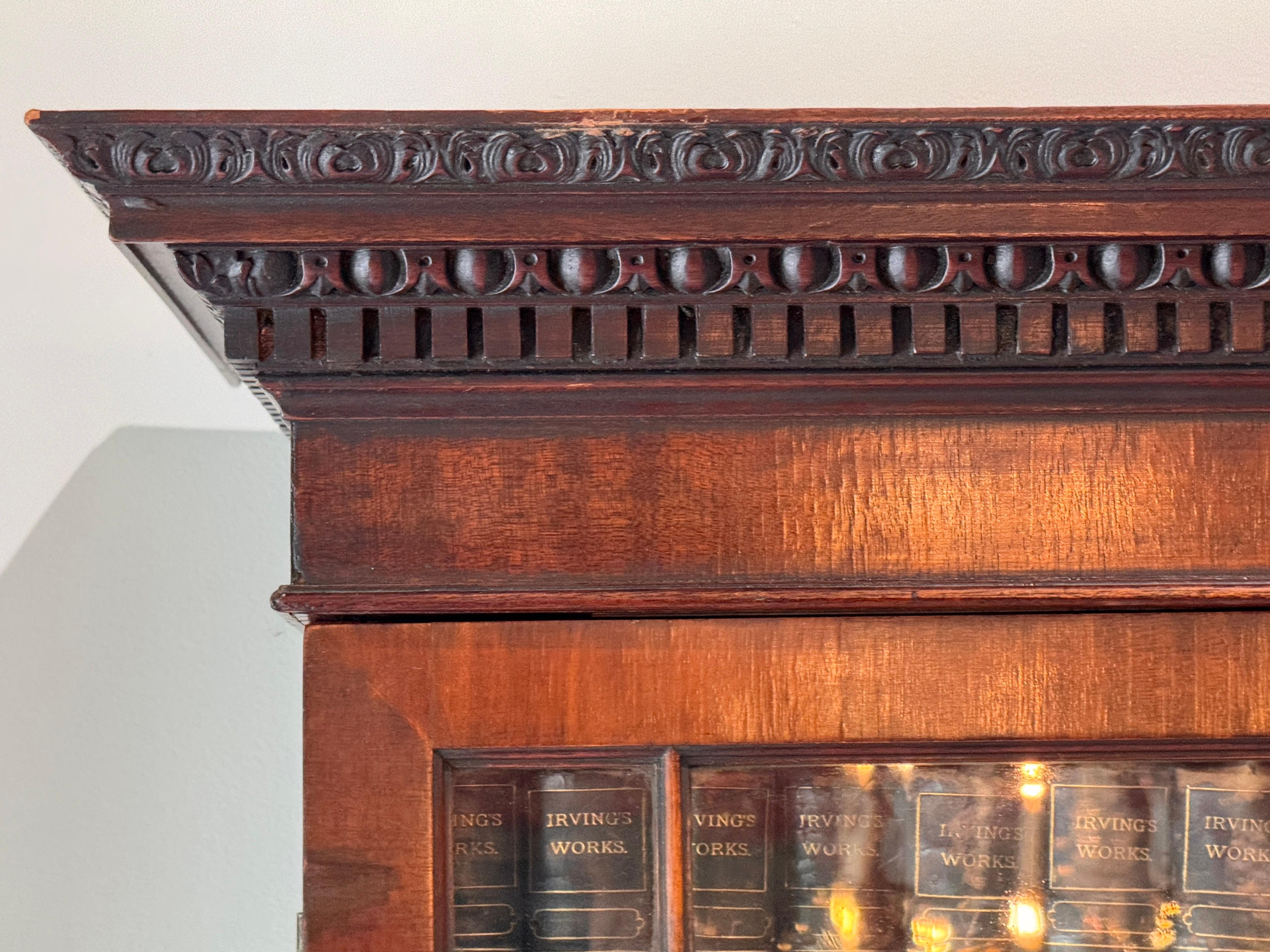 Pareja de armarios librería de caoba de finales del siglo XVIII Jorge III en venta 12