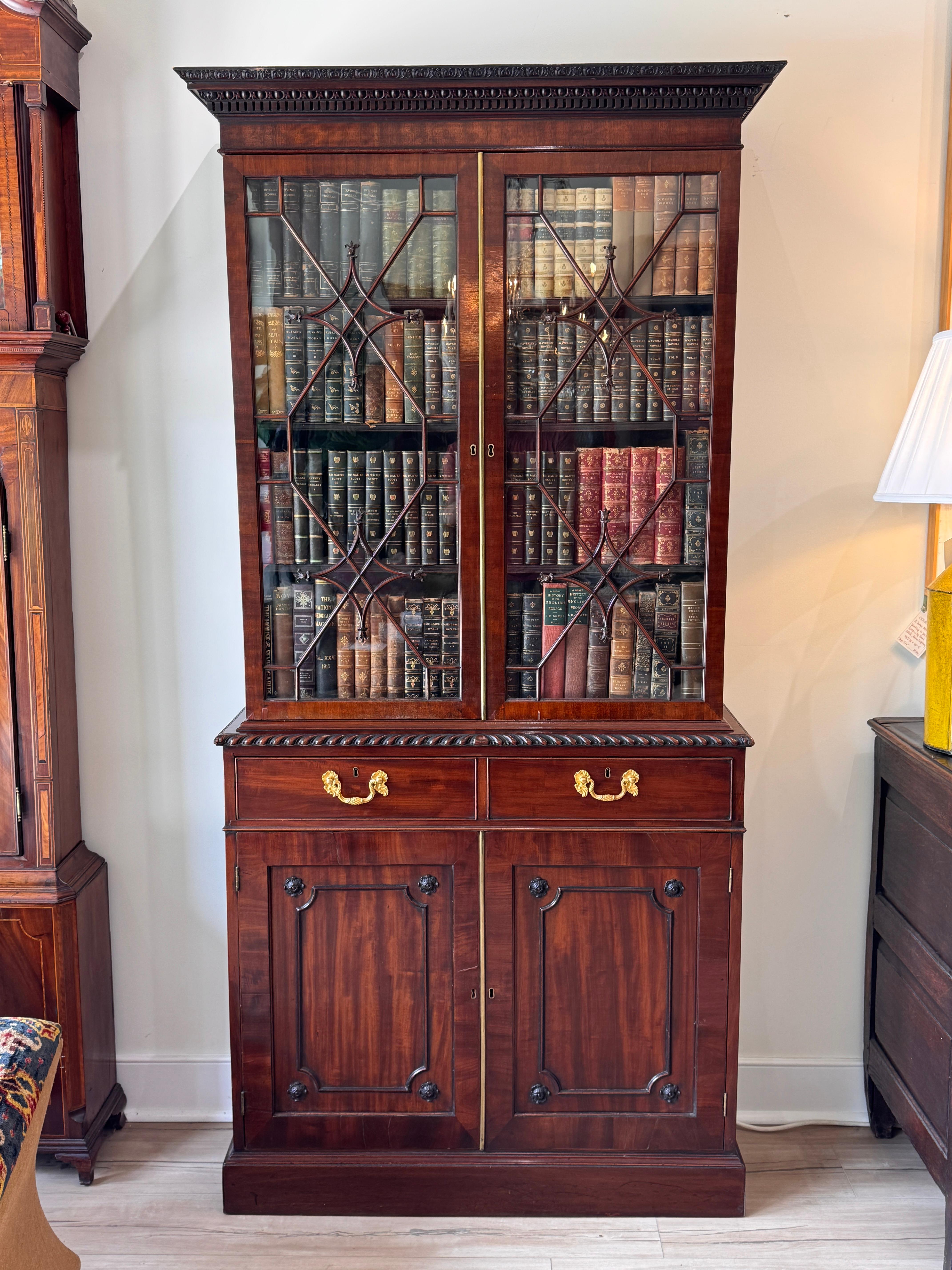 Pareja de armarios librería de caoba de finales del siglo XVIII Jorge III Británico en venta