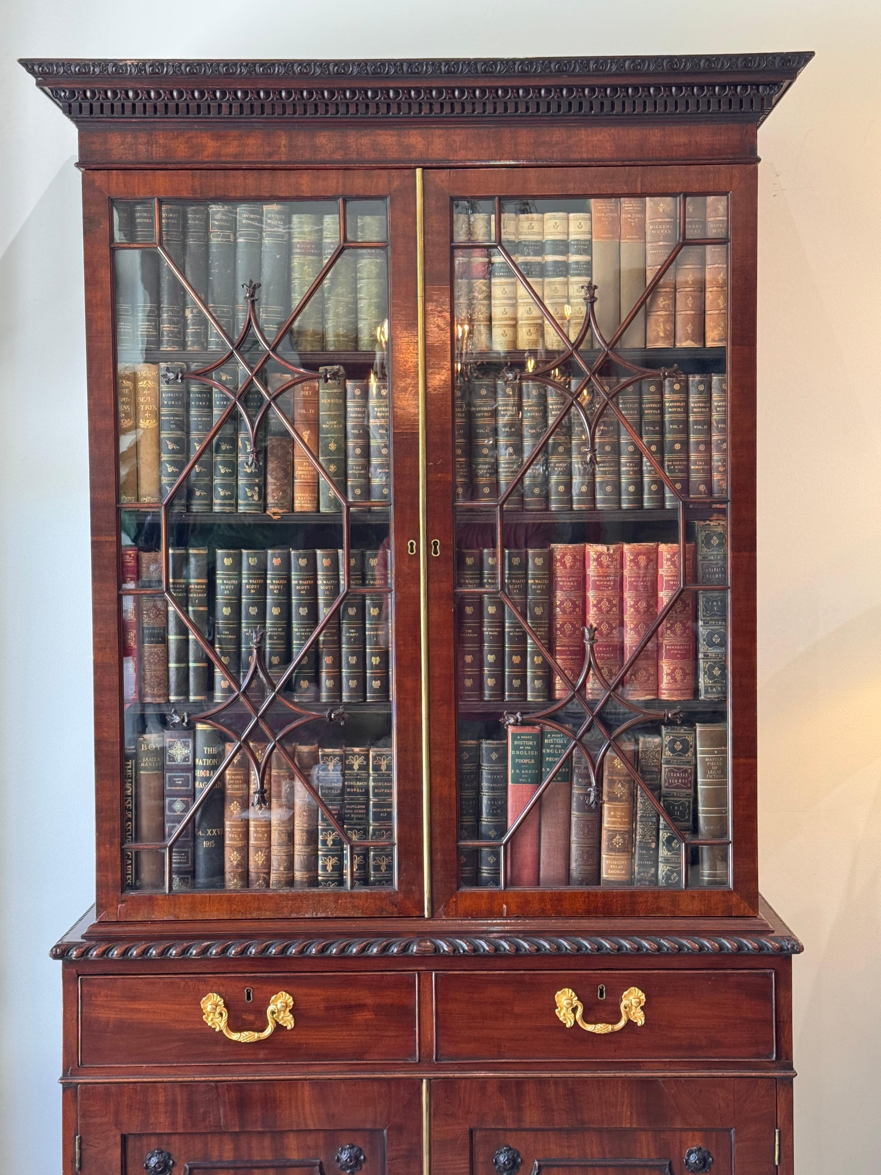 Pareja de armarios librería de caoba de finales del siglo XVIII Jorge III Vidrio en venta