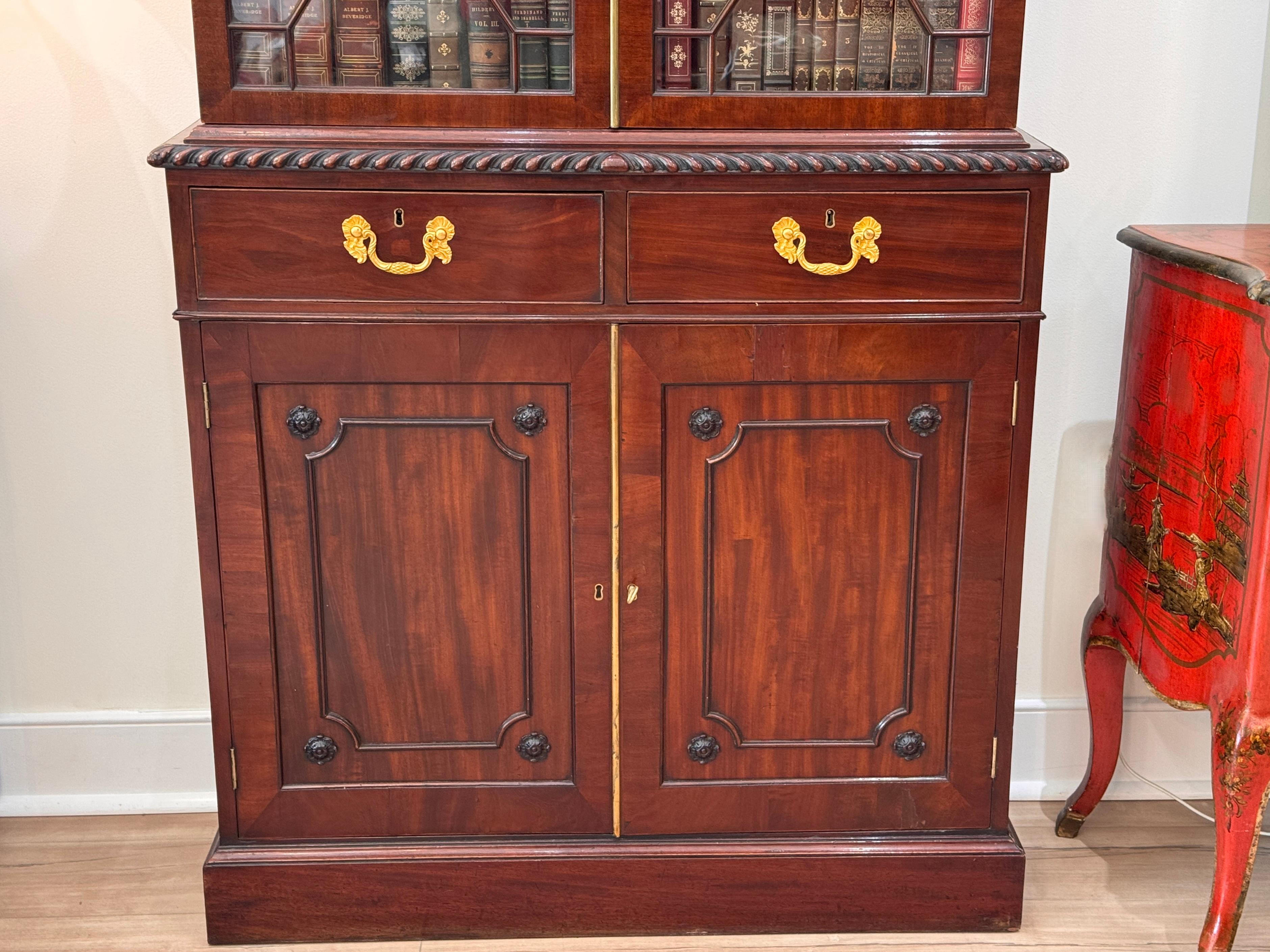 Pareja de armarios librería de caoba de finales del siglo XVIII Jorge III en venta 1