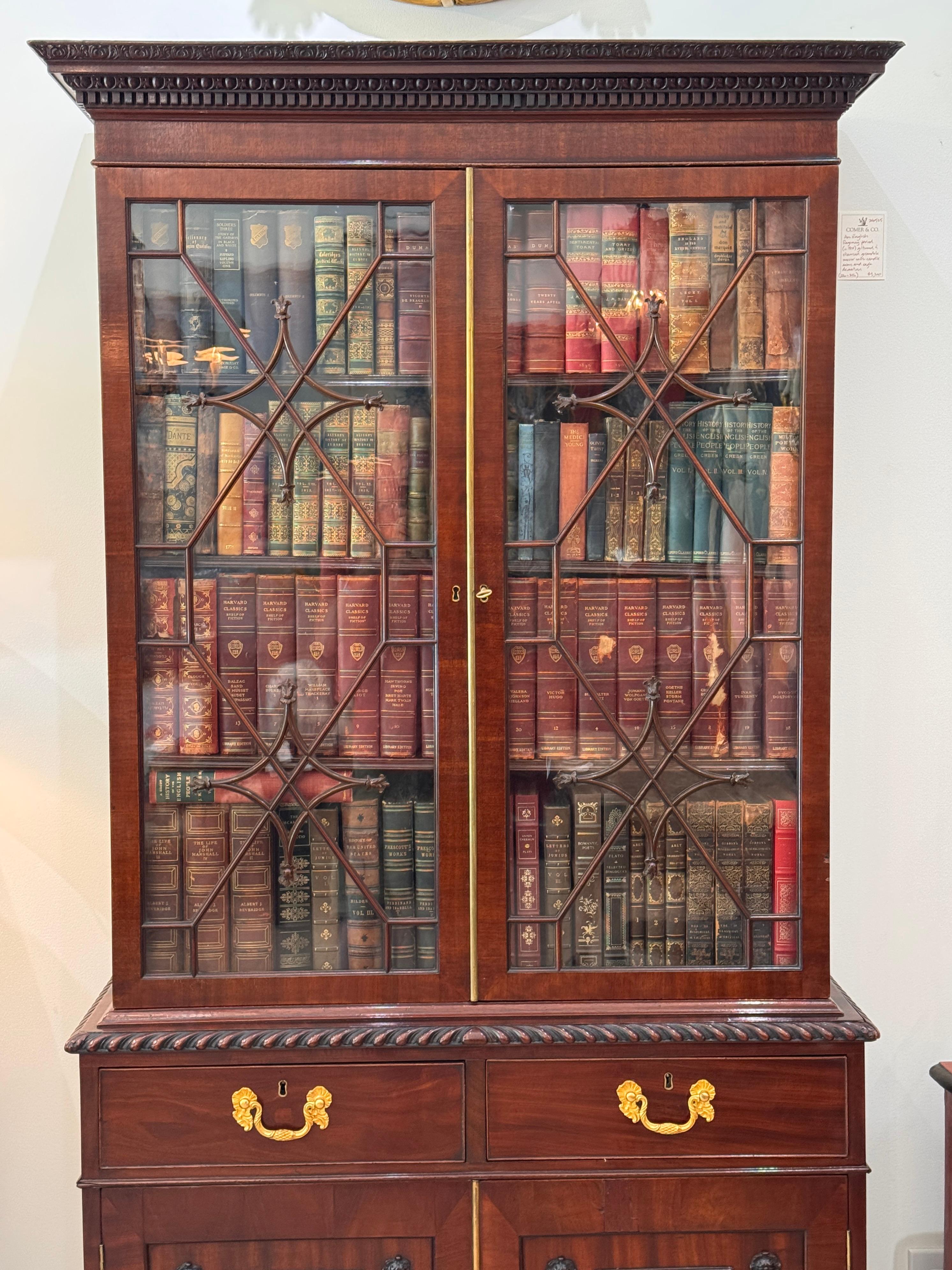 Pareja de armarios librería de caoba de finales del siglo XVIII Jorge III en venta 2