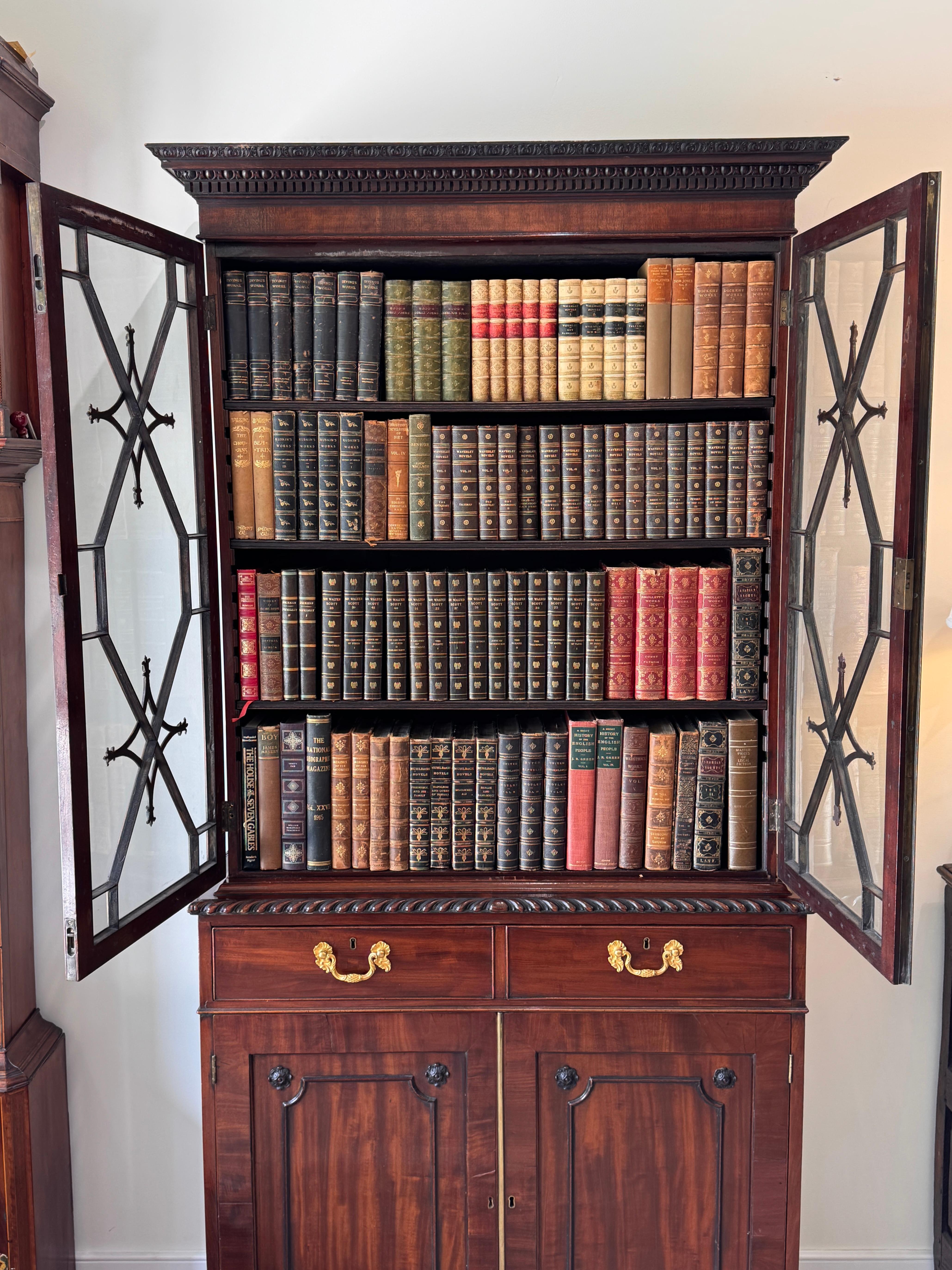 Pareja de armarios librería de caoba de finales del siglo XVIII Jorge III en venta 3