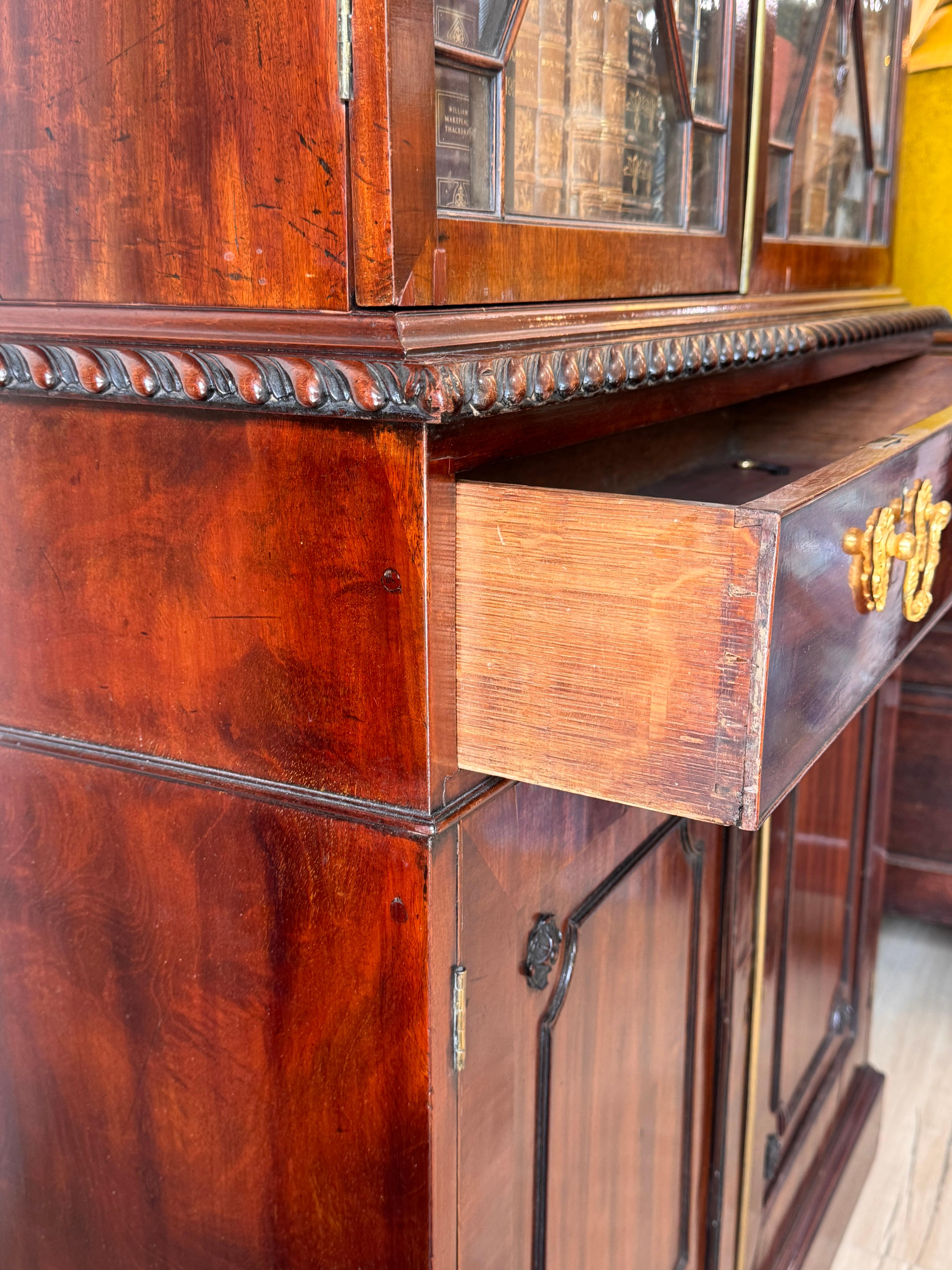 Pareja de armarios librería de caoba de finales del siglo XVIII Jorge III en venta 4