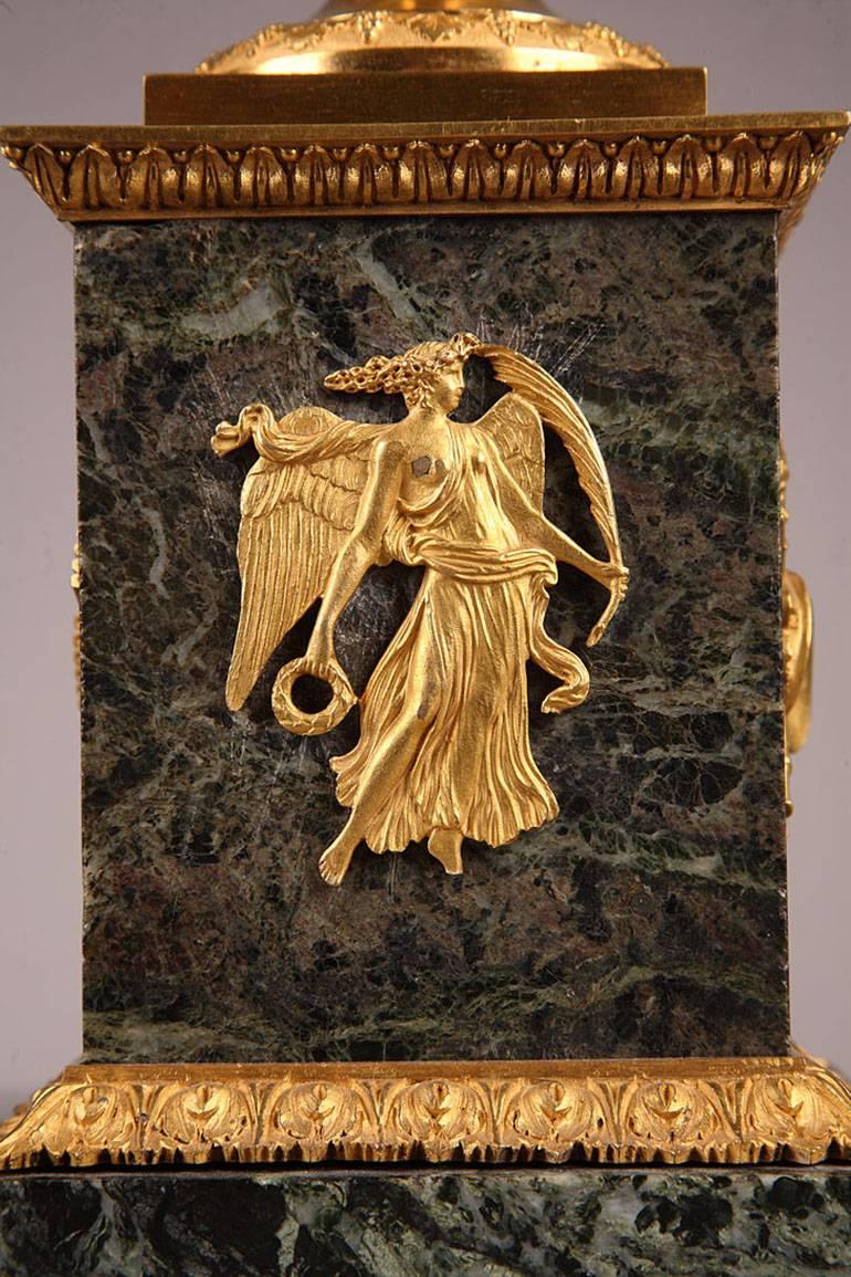 Paar Kandelaber aus vergoldeter Bronze und Marmor aus dem späten 18 im Zustand „Gut“ im Angebot in Paris, FR