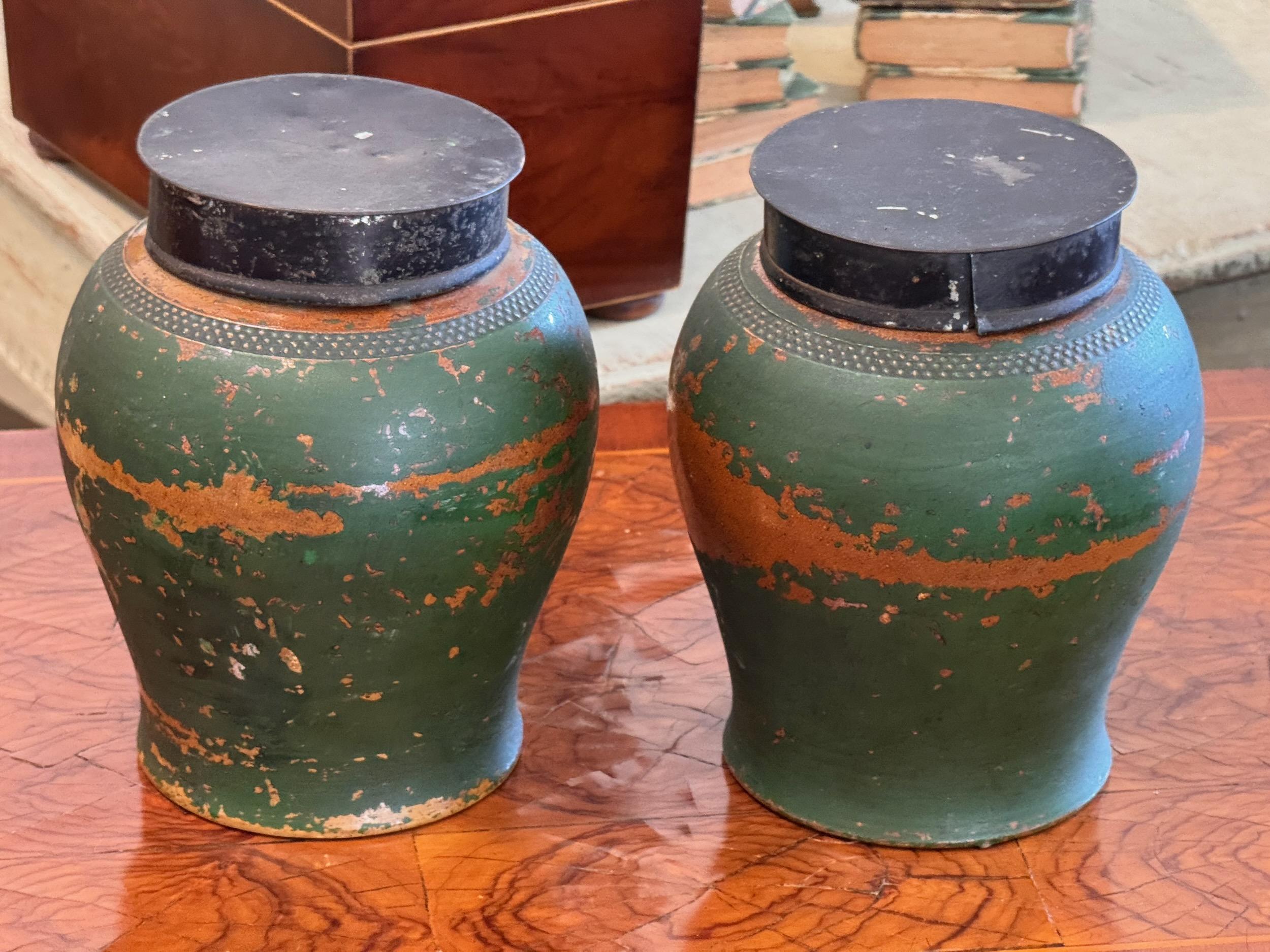 Terracotta Coppia di vasi da tabacco verdi della fine del XVIII secolo in vendita
