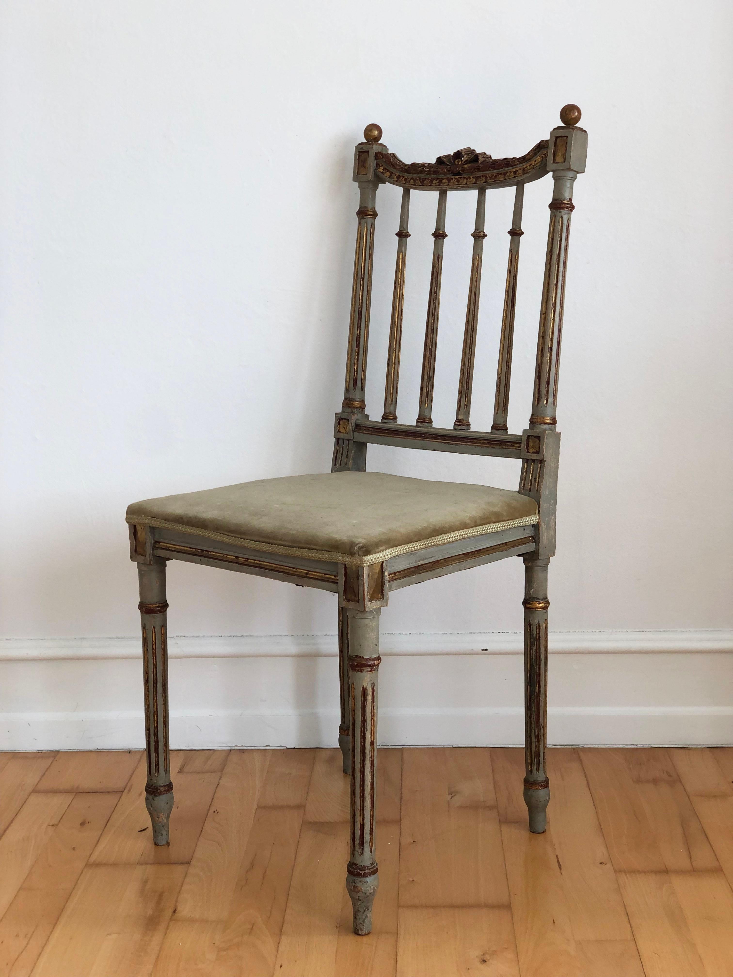Magnifique paire de chaises latérales gustaviennes de la fin du XVIIIe siècle, fabriquées en Suède et fortement inspirées du style Louis XVI français. Gustav III s'est beaucoup inspiré de Versailles, mais l'interprétation scandinave était moins