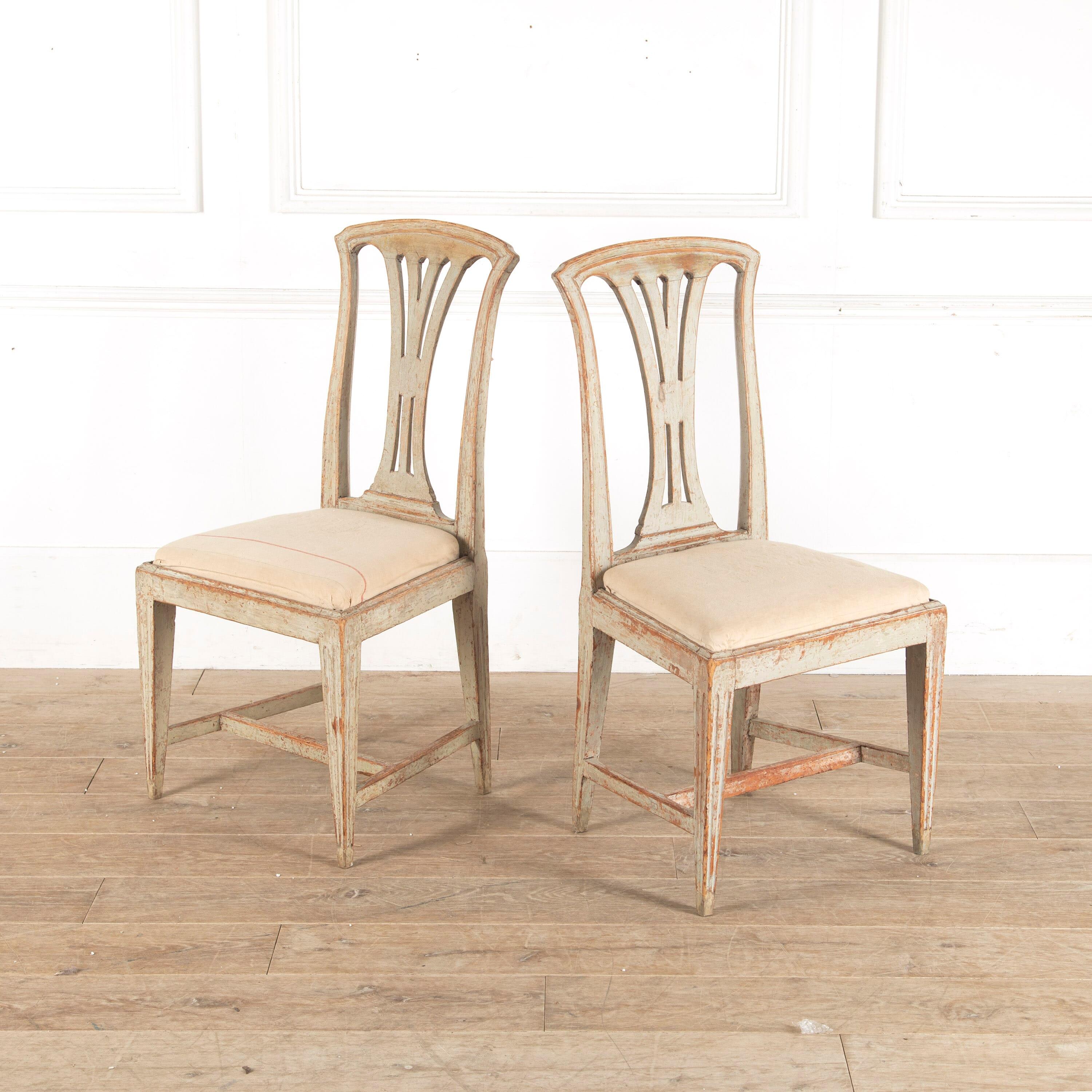 Paire de chaises fabriquées par le maître artisan Johan Erik Hoglander à Stockholm (1750-1813). Considéré comme l'un des meilleurs fabricants de chaises de Suède au 18e siècle. La peinture d'origine est grattée et stabilisée pour une utilisation