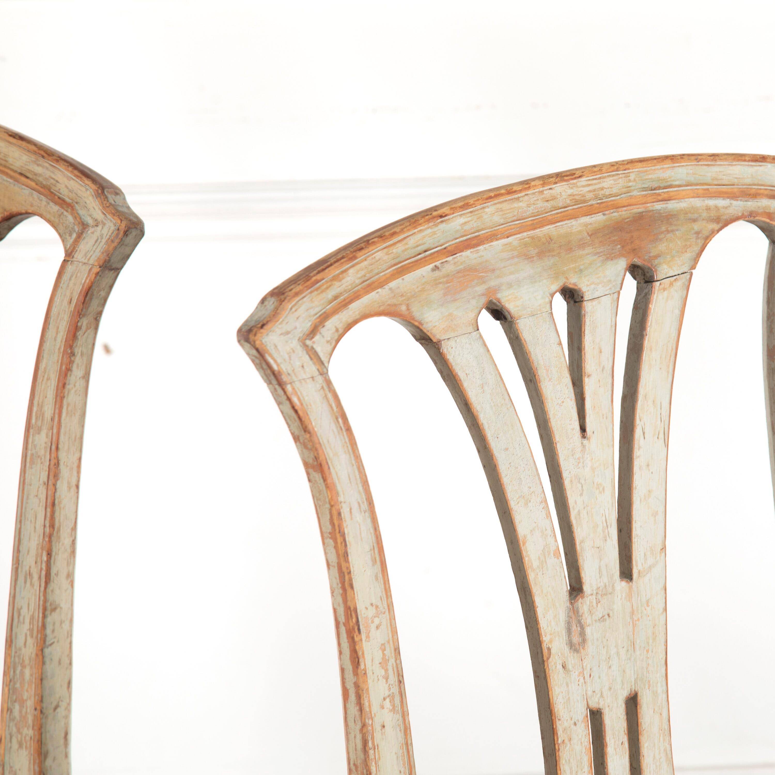 Gustavianische Beistellstühle aus dem späten 18. Jahrhundert, Paar (Holz) im Angebot