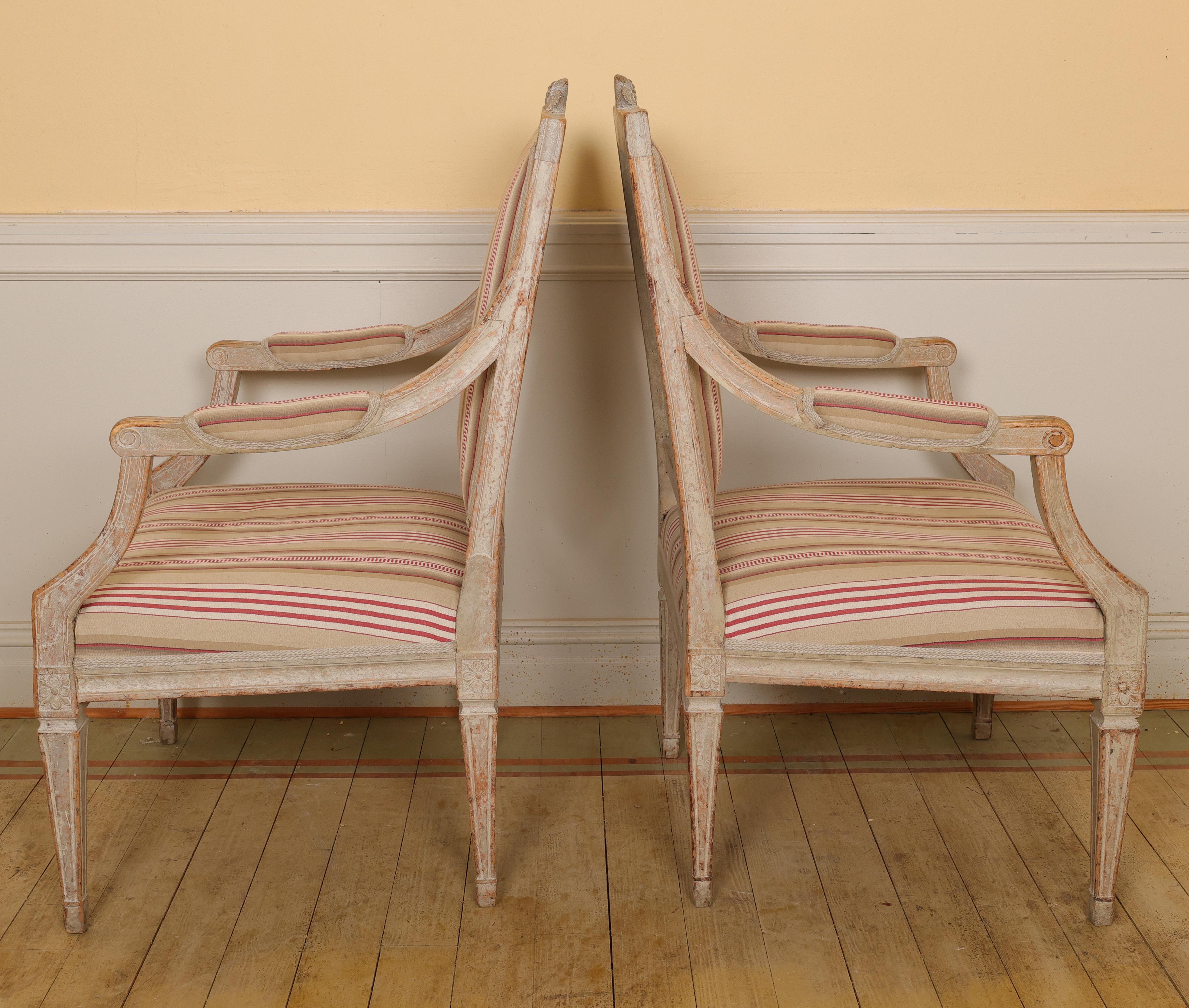 Gustavien Paire de hauts fauteuils gustaviens de la fin du XVIIIe siècle en vente