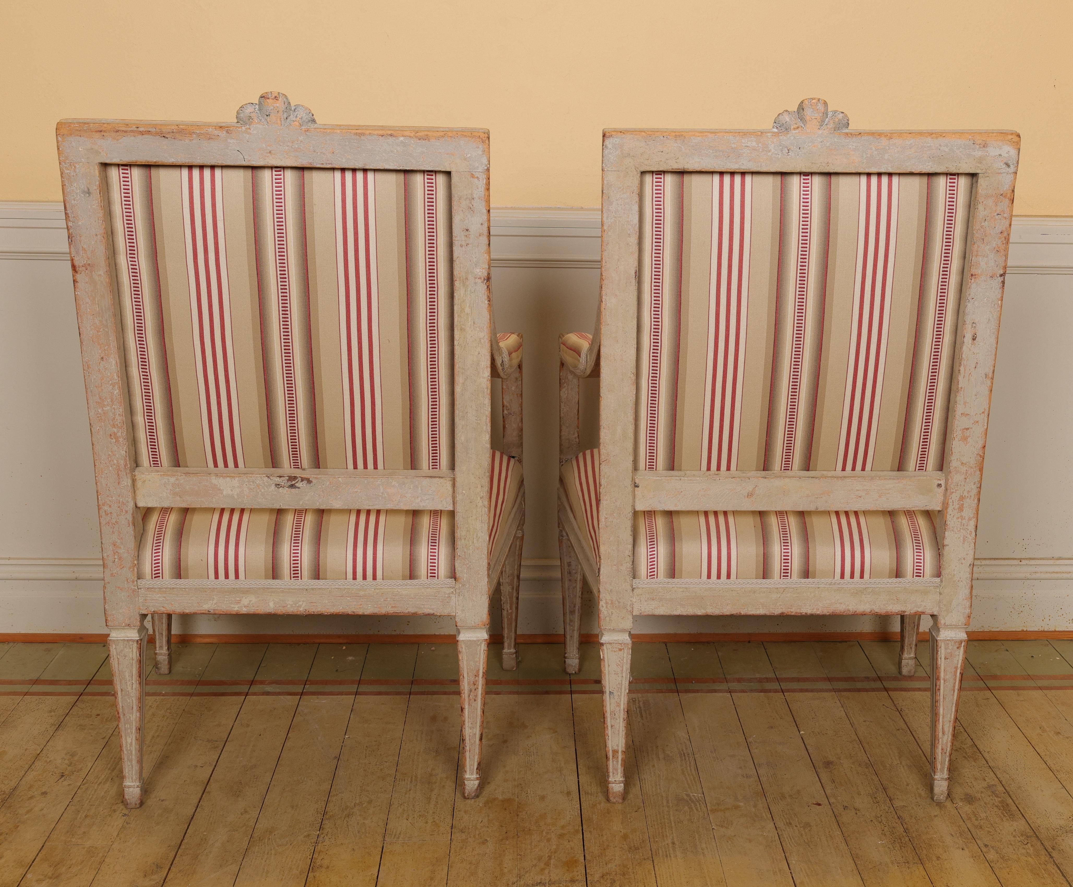 Suédois Paire de hauts fauteuils gustaviens de la fin du XVIIIe siècle en vente