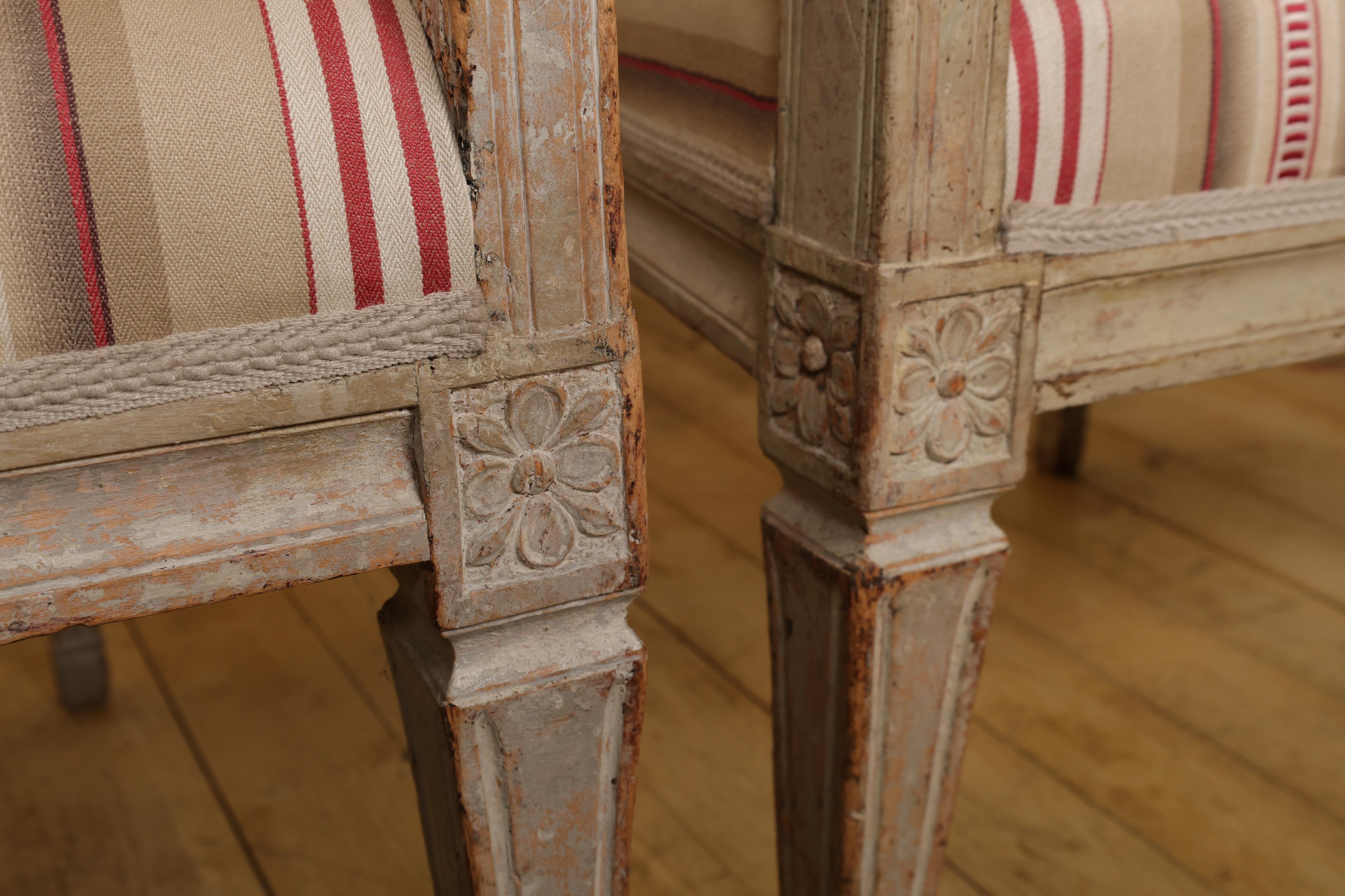 Paire de hauts fauteuils gustaviens de la fin du XVIIIe siècle Bon état - En vente à Ljungby, SE