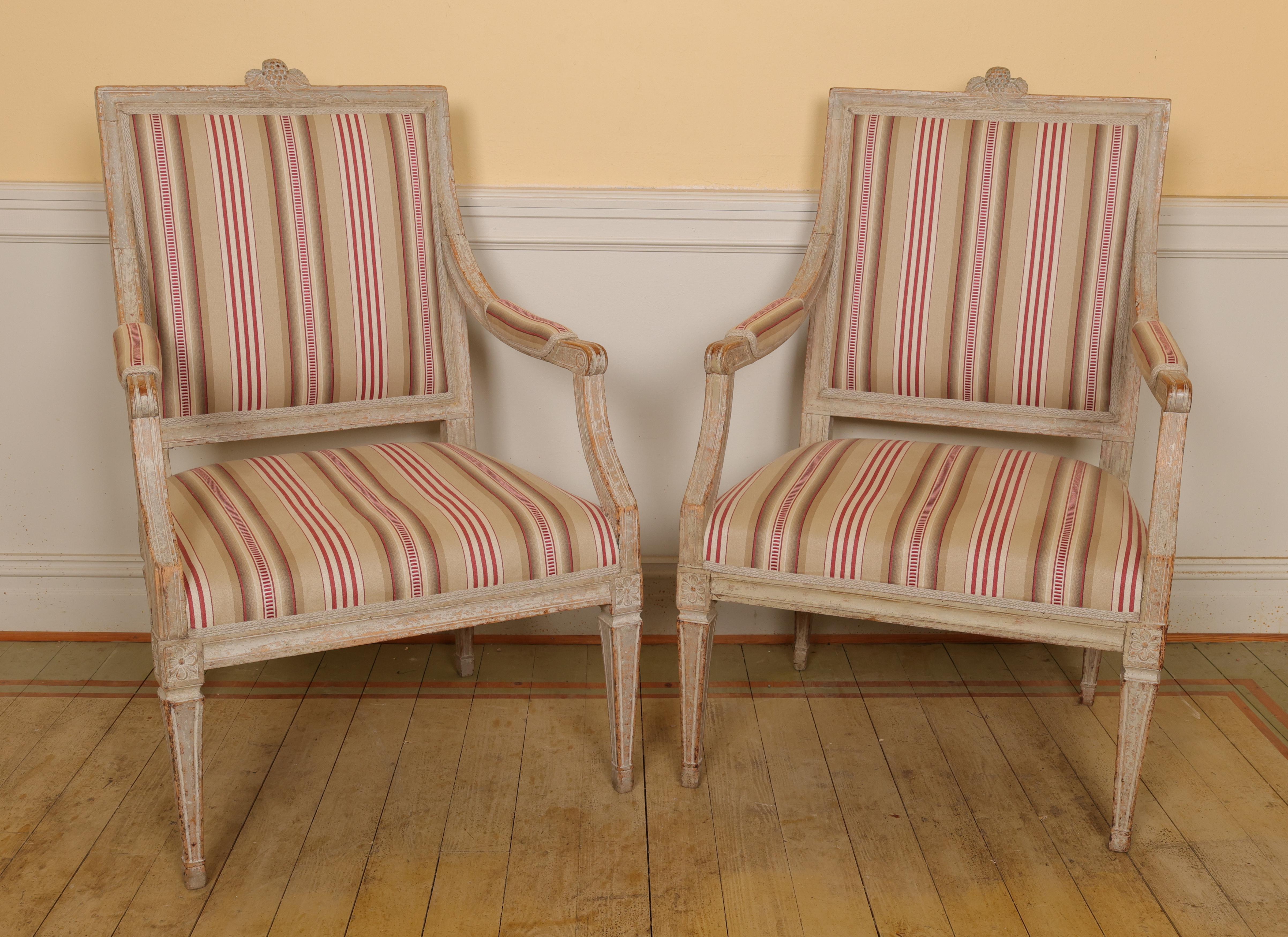 Fin du XVIIIe siècle Paire de hauts fauteuils gustaviens de la fin du XVIIIe siècle en vente