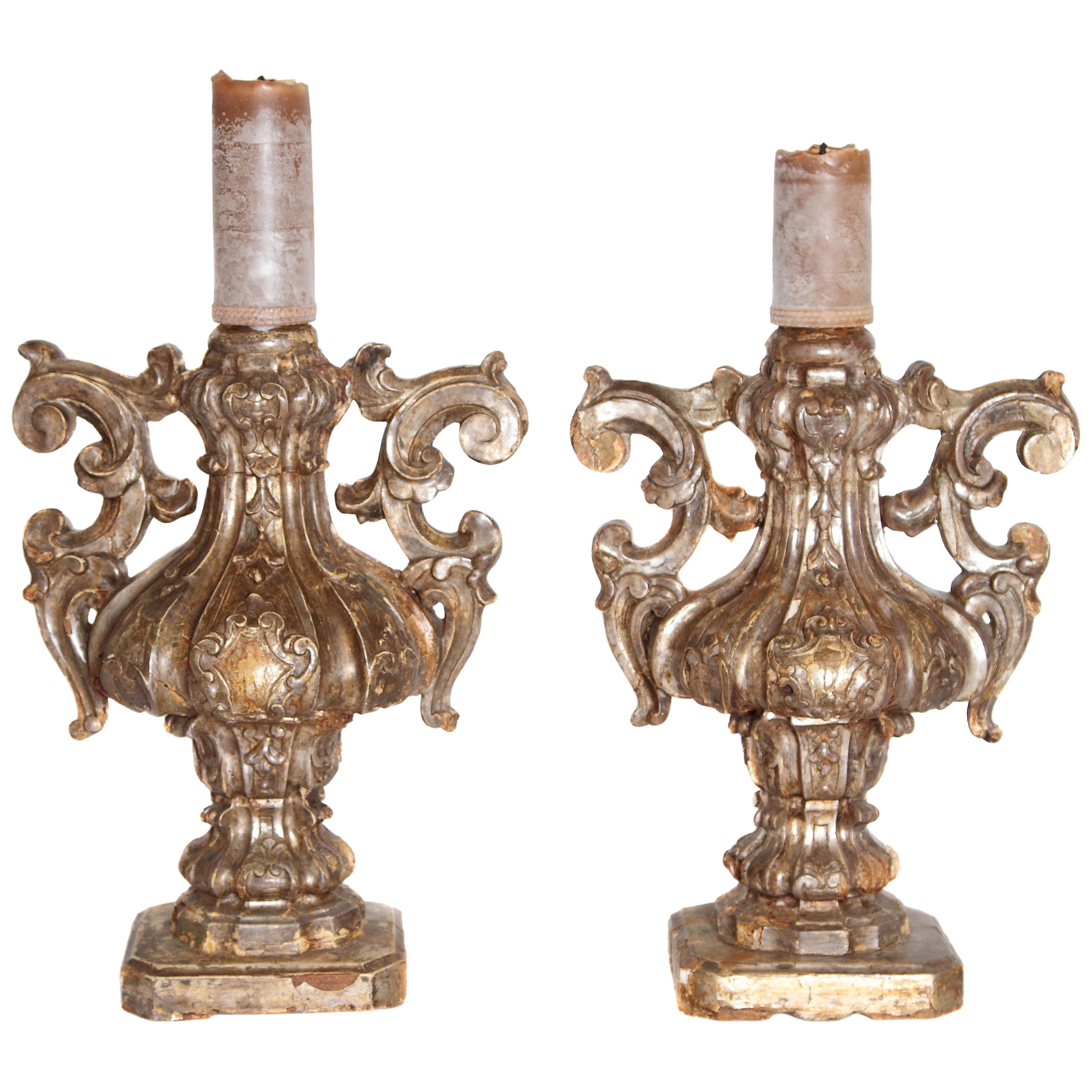 Paar italienische geschnitzte und vergoldete Kerzenständer aus dem späten 18.