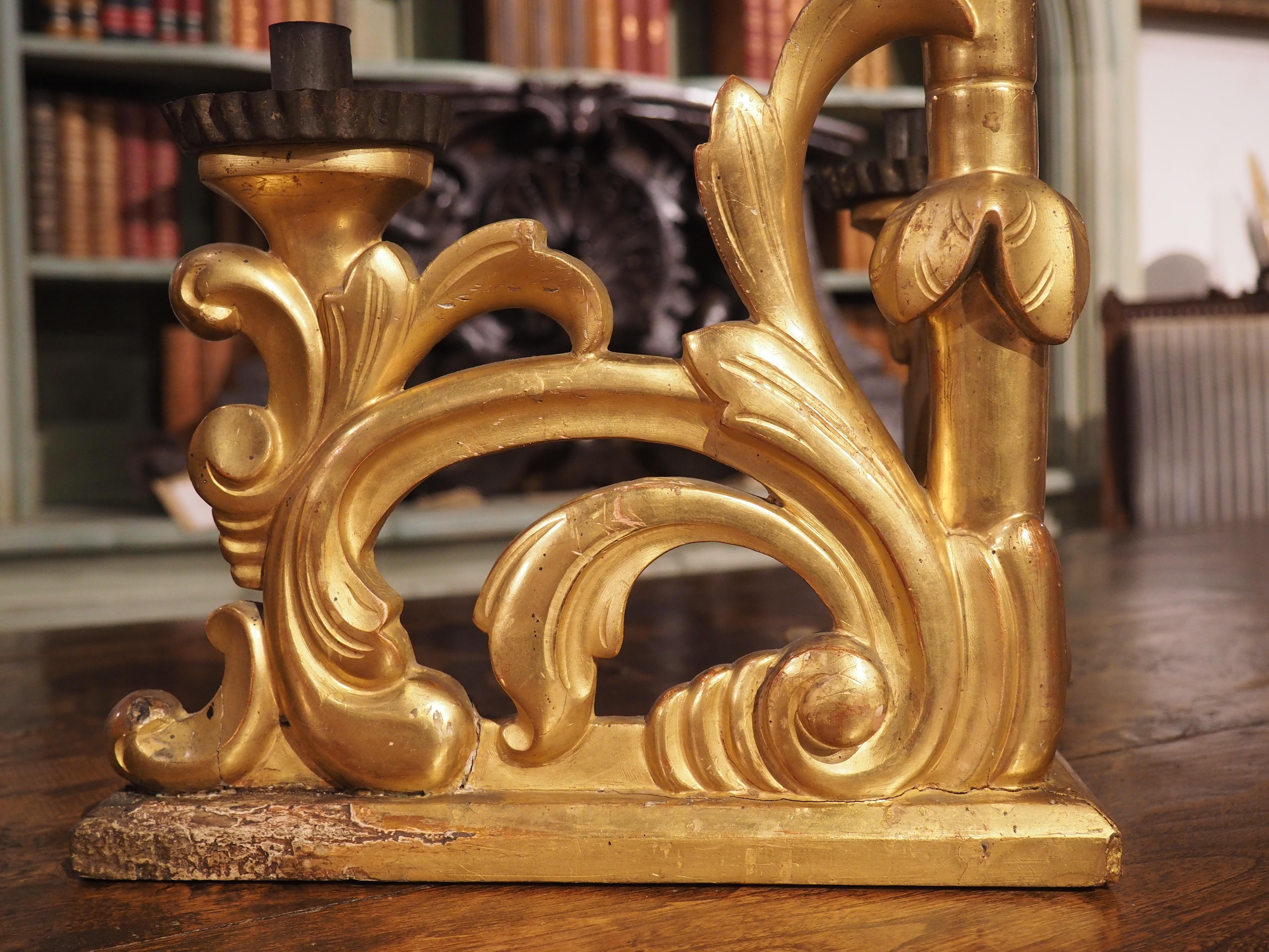 Paar italienische Barock-Kerzenleuchter aus Giltholz des späten 18. im Angebot 3