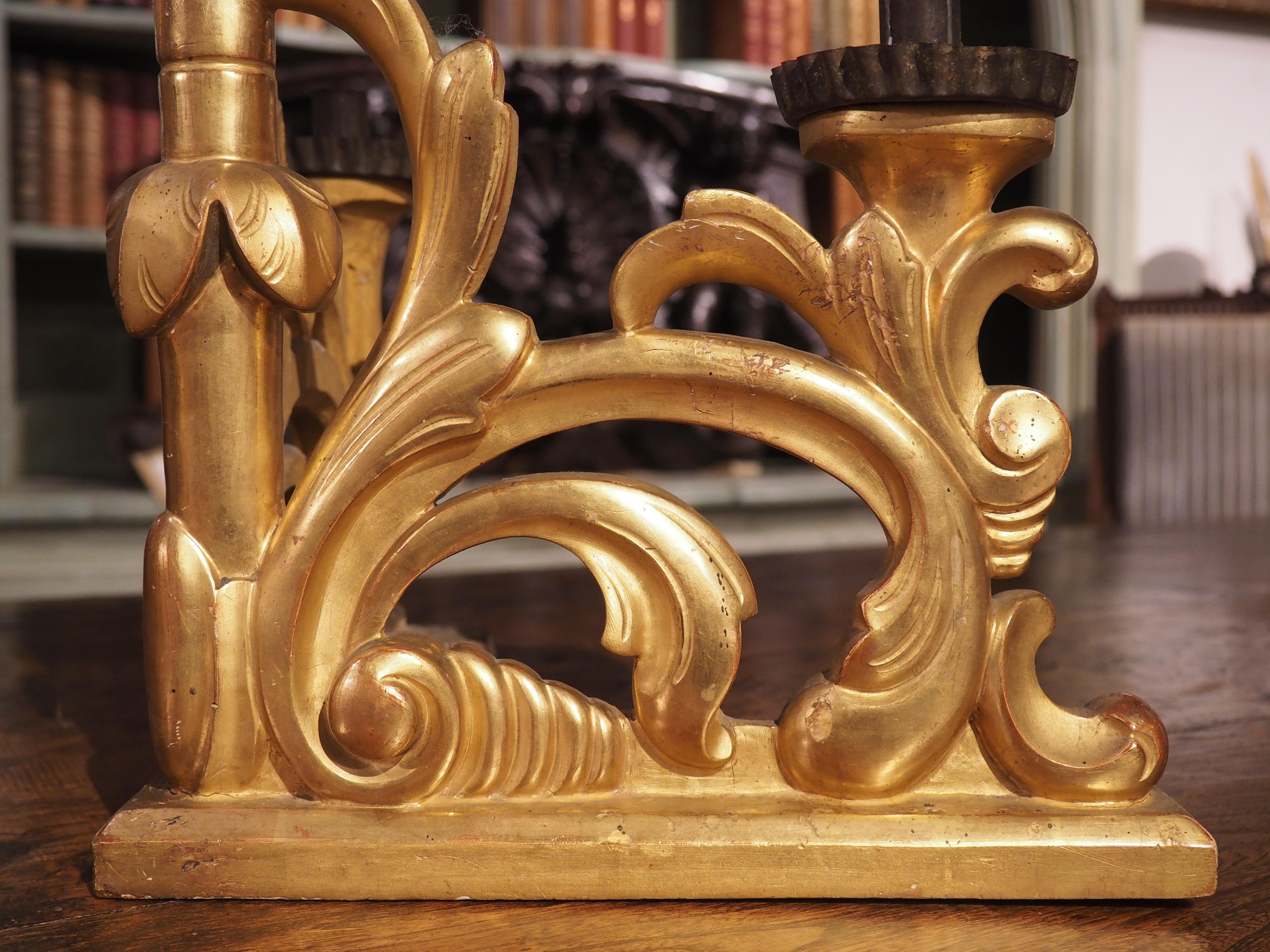 Paire de chandeliers baroques italiens en bois doré de la fin du 18e siècle en vente 4