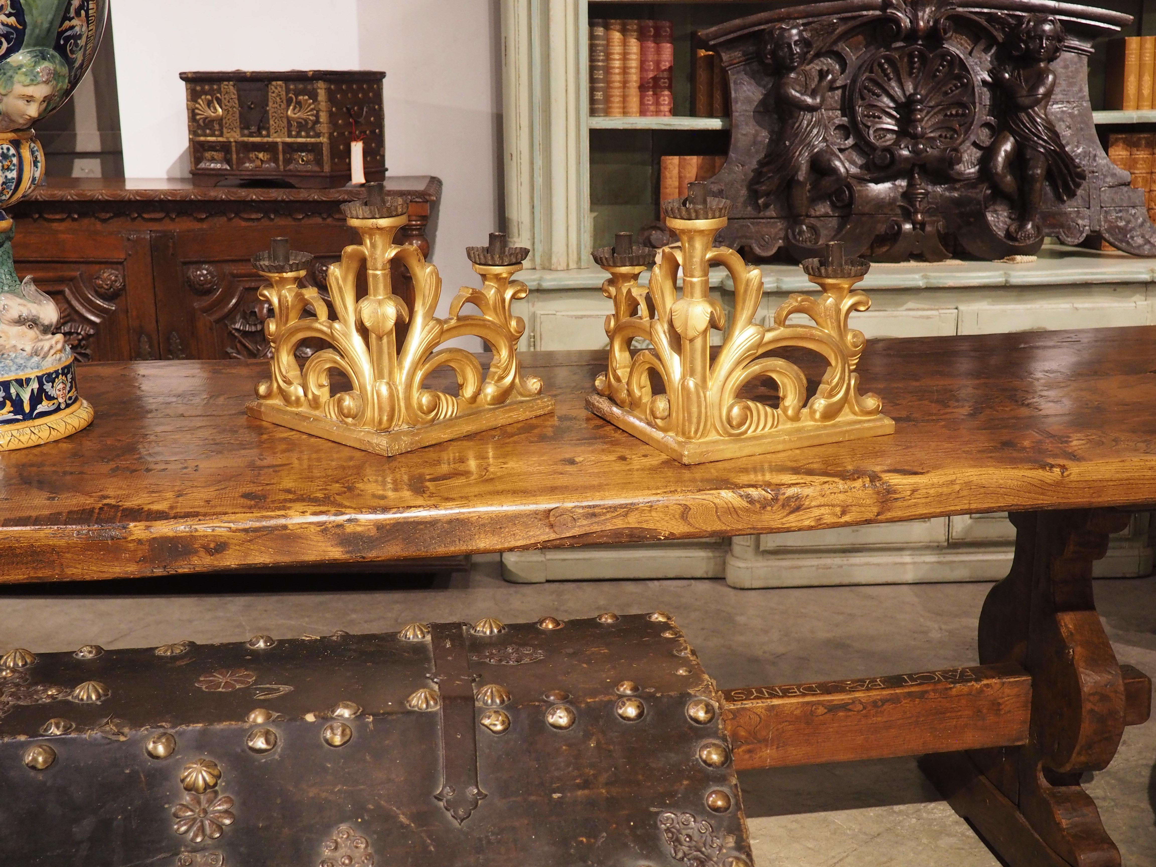 Paar italienische Barock-Kerzenleuchter aus Giltholz des späten 18. im Angebot 11