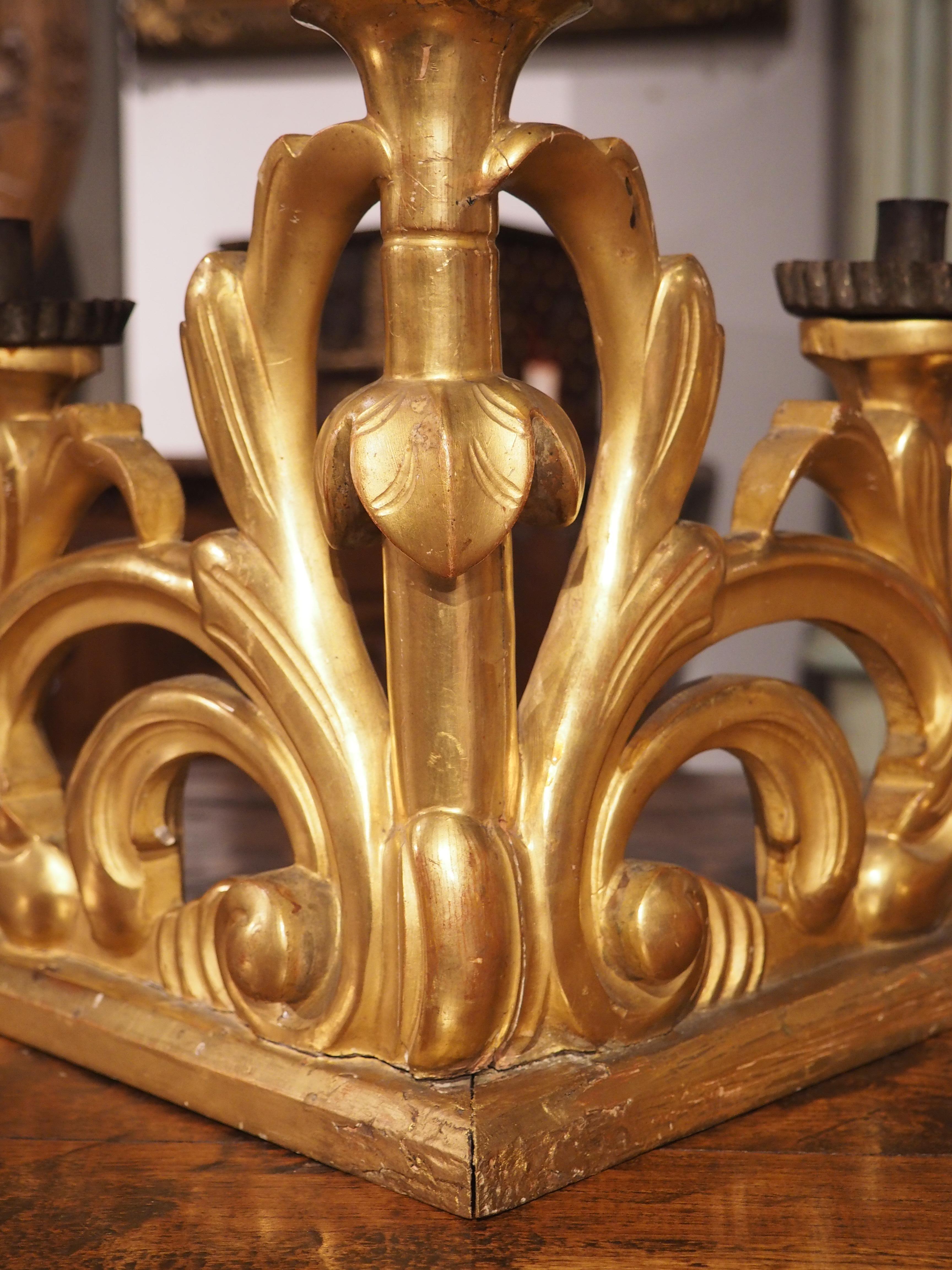 Sculpté à la main Paire de chandeliers baroques italiens en bois doré de la fin du 18e siècle en vente
