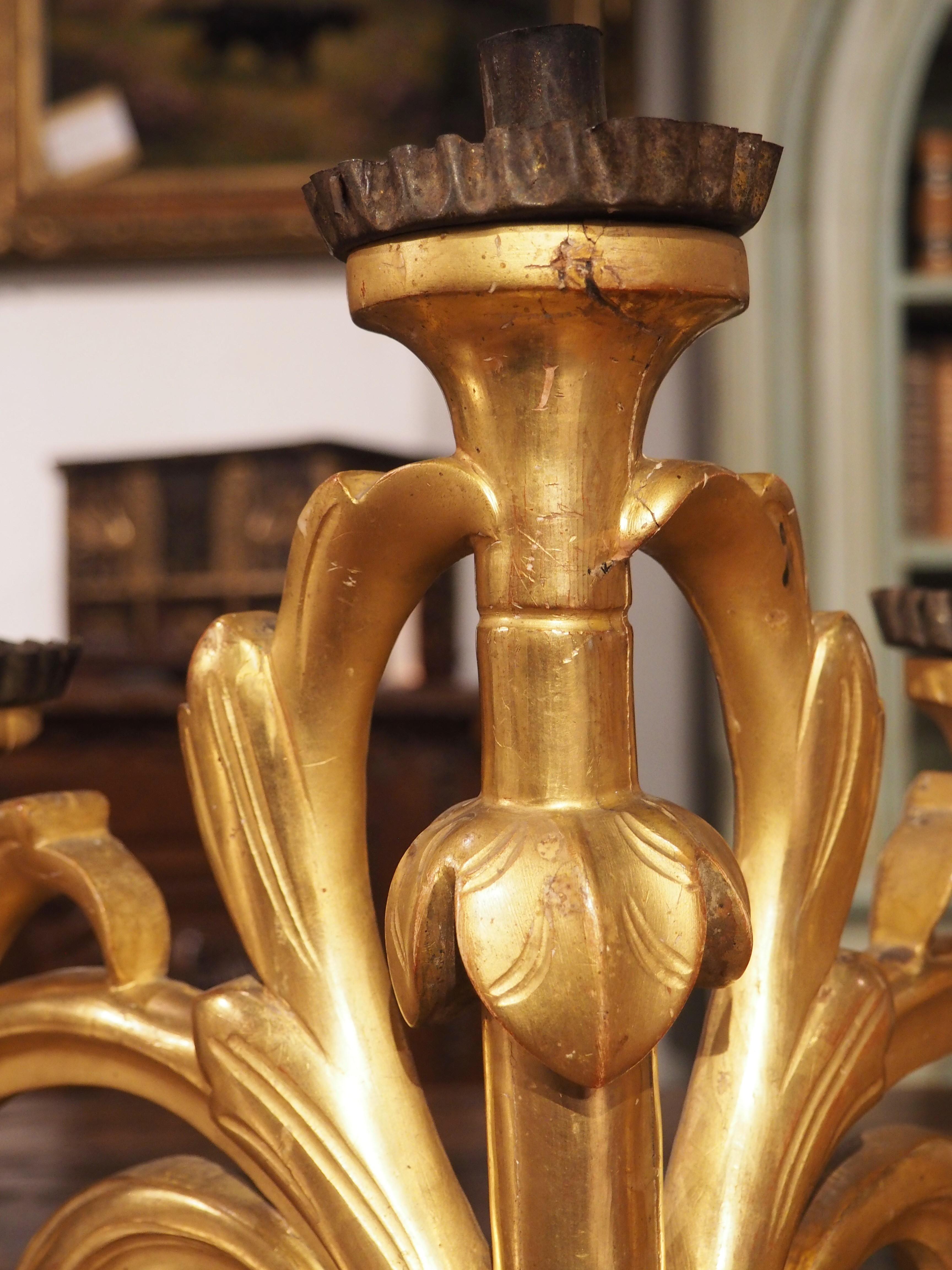 XVIIIe siècle Paire de chandeliers baroques italiens en bois doré de la fin du 18e siècle en vente