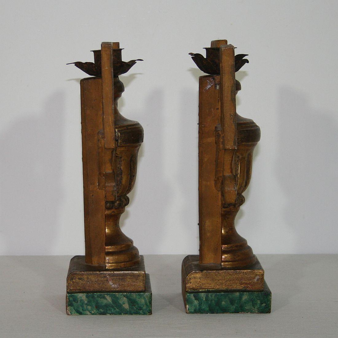 Pair of Late 18th Century Italian Neoclassical Carved Candleholders In Good Condition In Buisson, FR