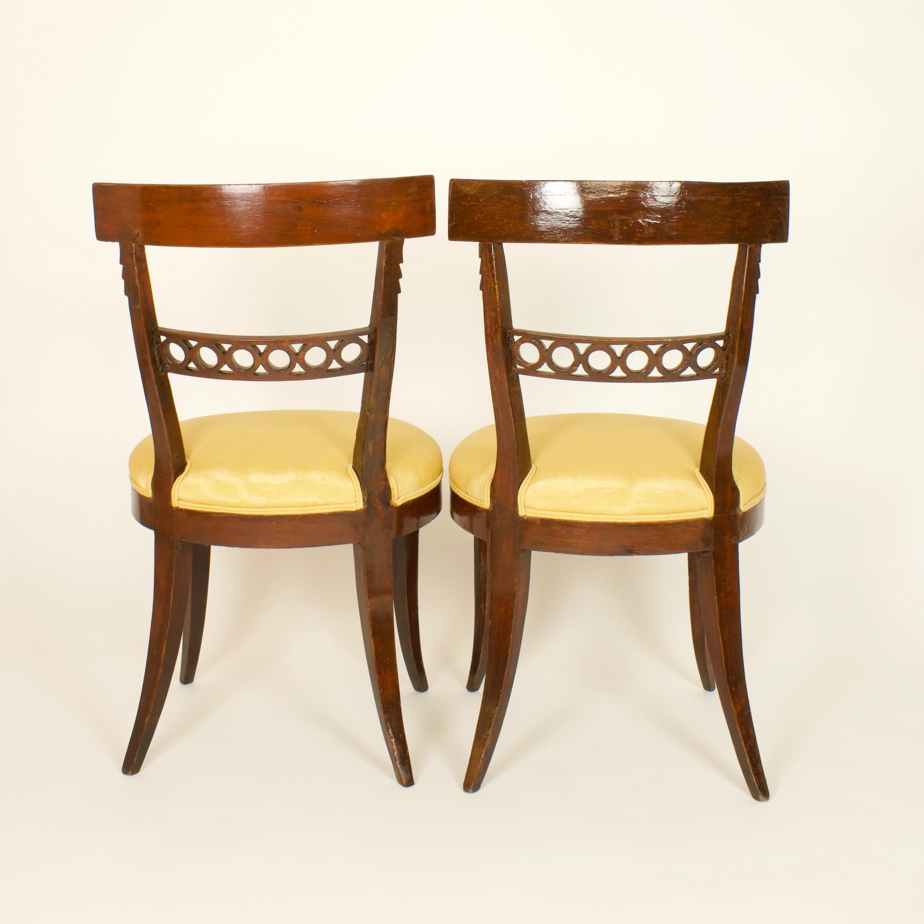 Louis XVI Pair of Late 18th Century Italian Neoclassical Klismos Style Side Chairs For Sale