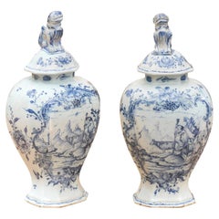 Pareja de urnas de guarnición de porcelana italiana de finales del siglo XVIII con tapa
