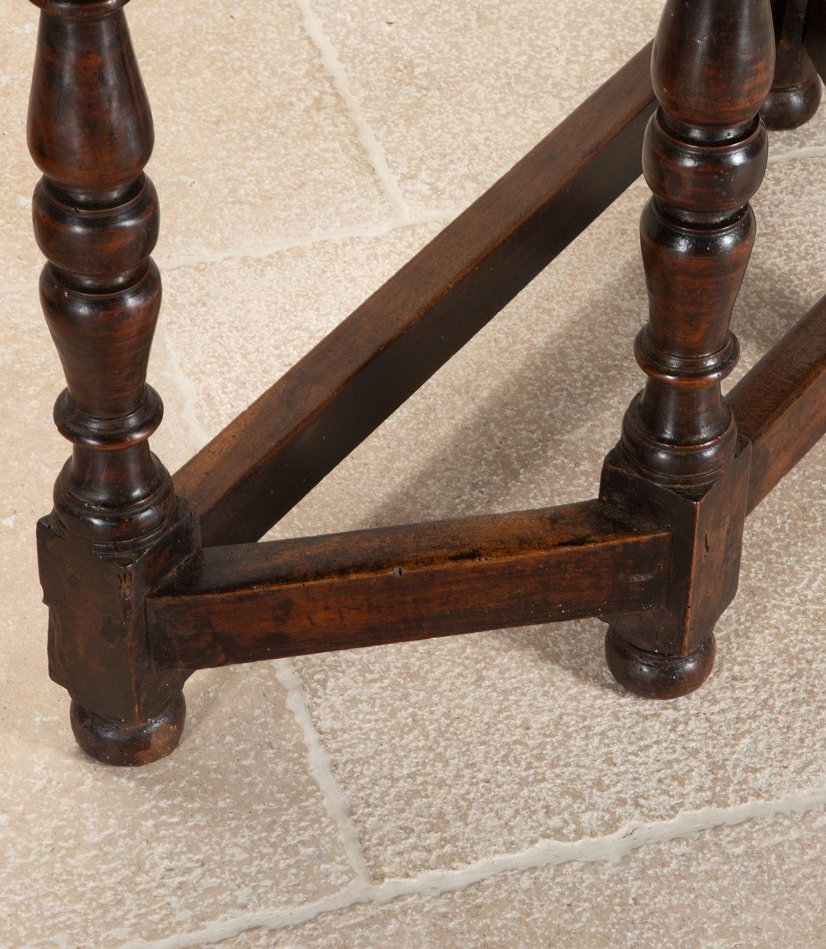 Pair of Late 18th Century Italian Solid Walnut Console Tables en venta 3