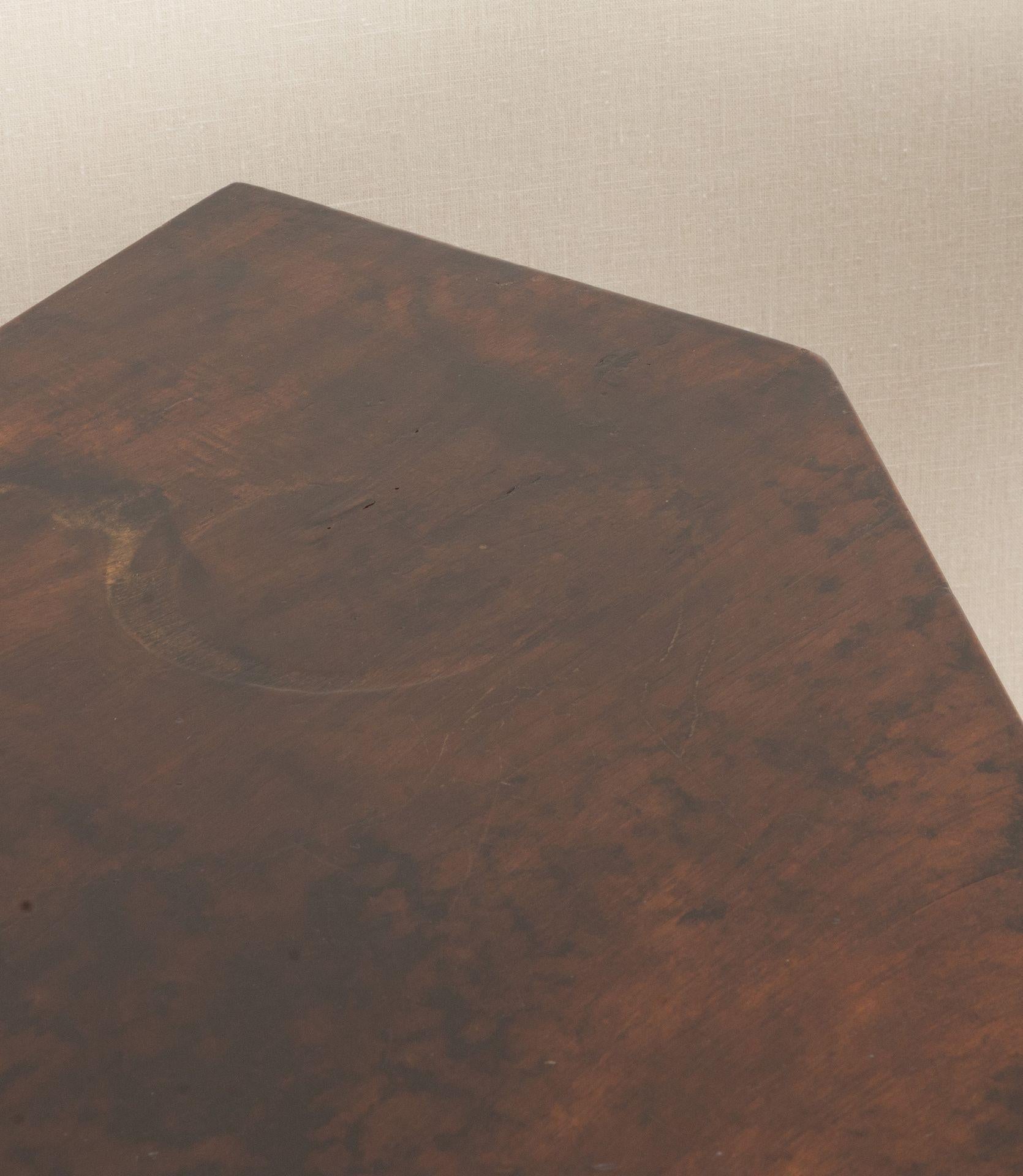 Pair of Late 18th Century Italian Solid Walnut Console Tables en venta 4