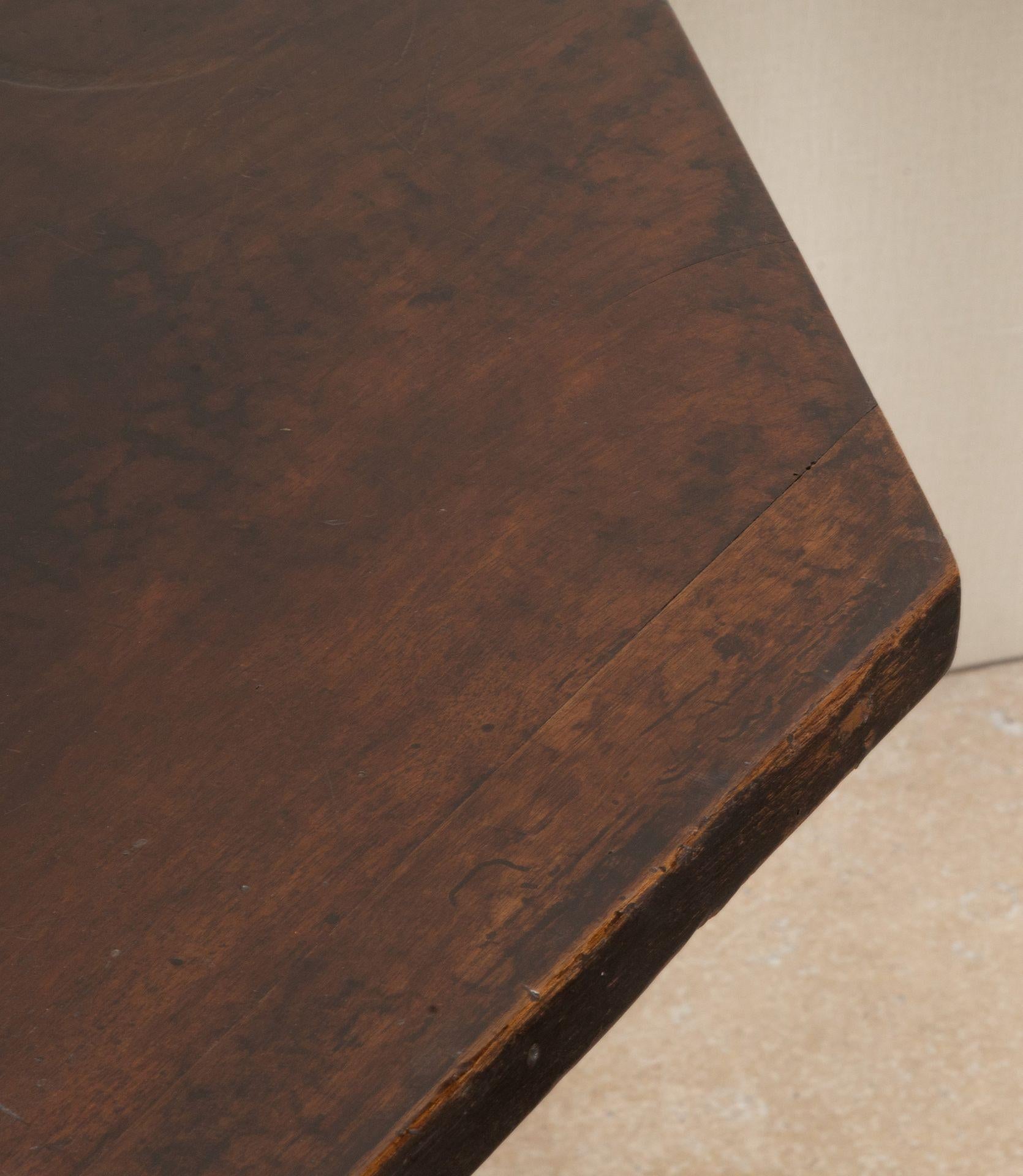 Pair of Late 18th Century Italian Solid Walnut Console Tables en venta 5