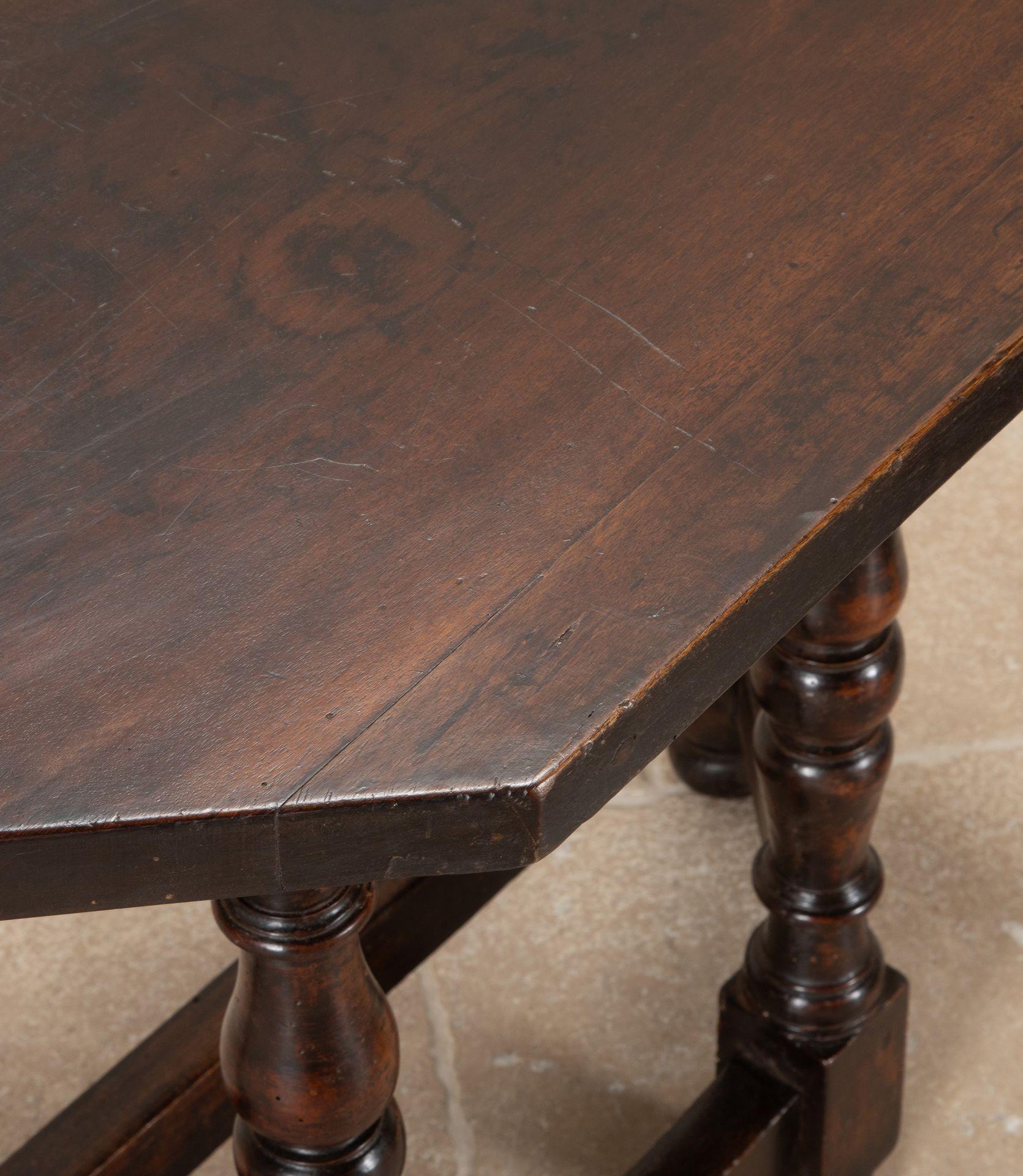Pair of Late 18th Century Italian Solid Walnut Console Tables en venta 6