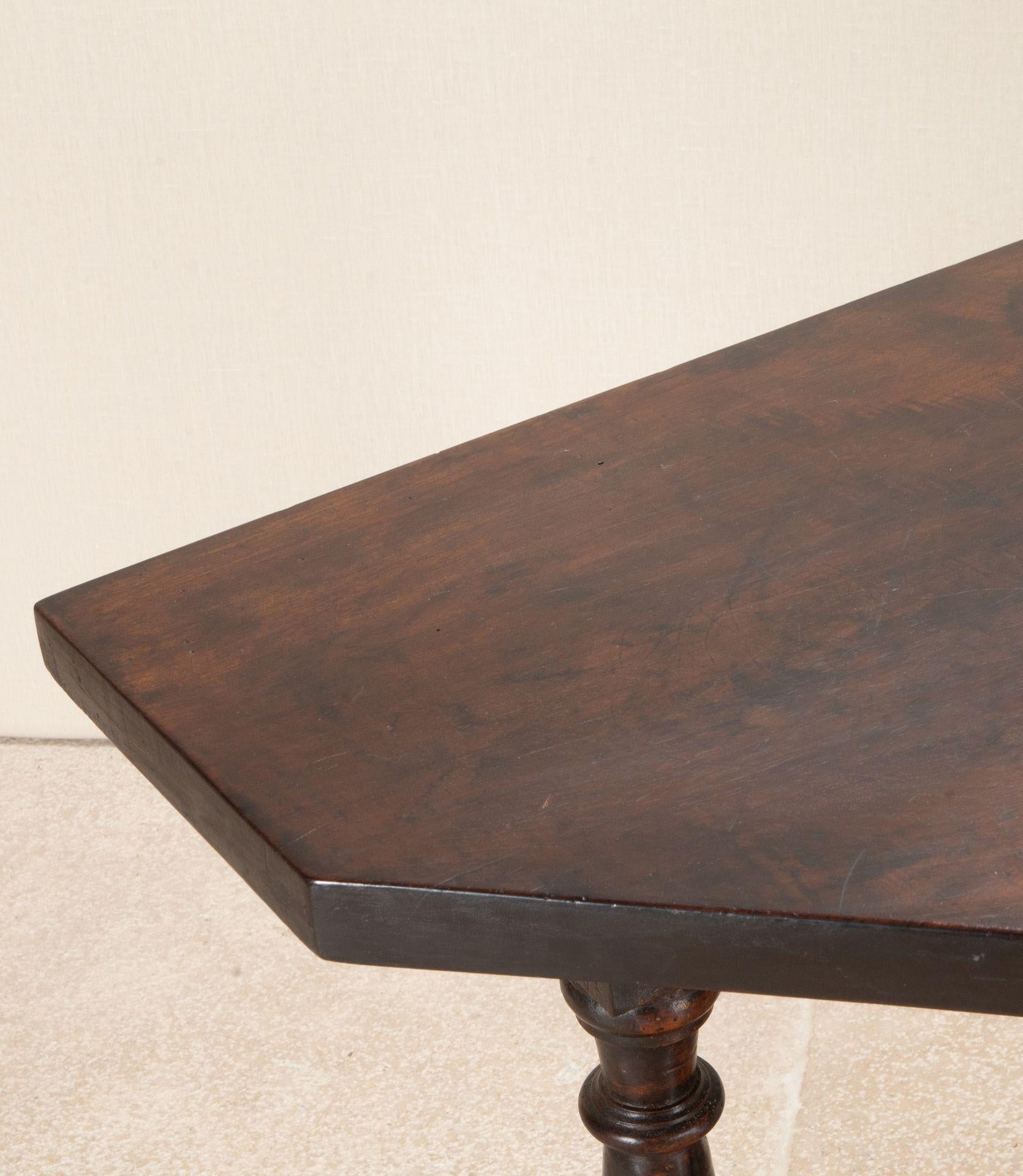 Pair of Late 18th Century Italian Solid Walnut Console Tables en venta 7