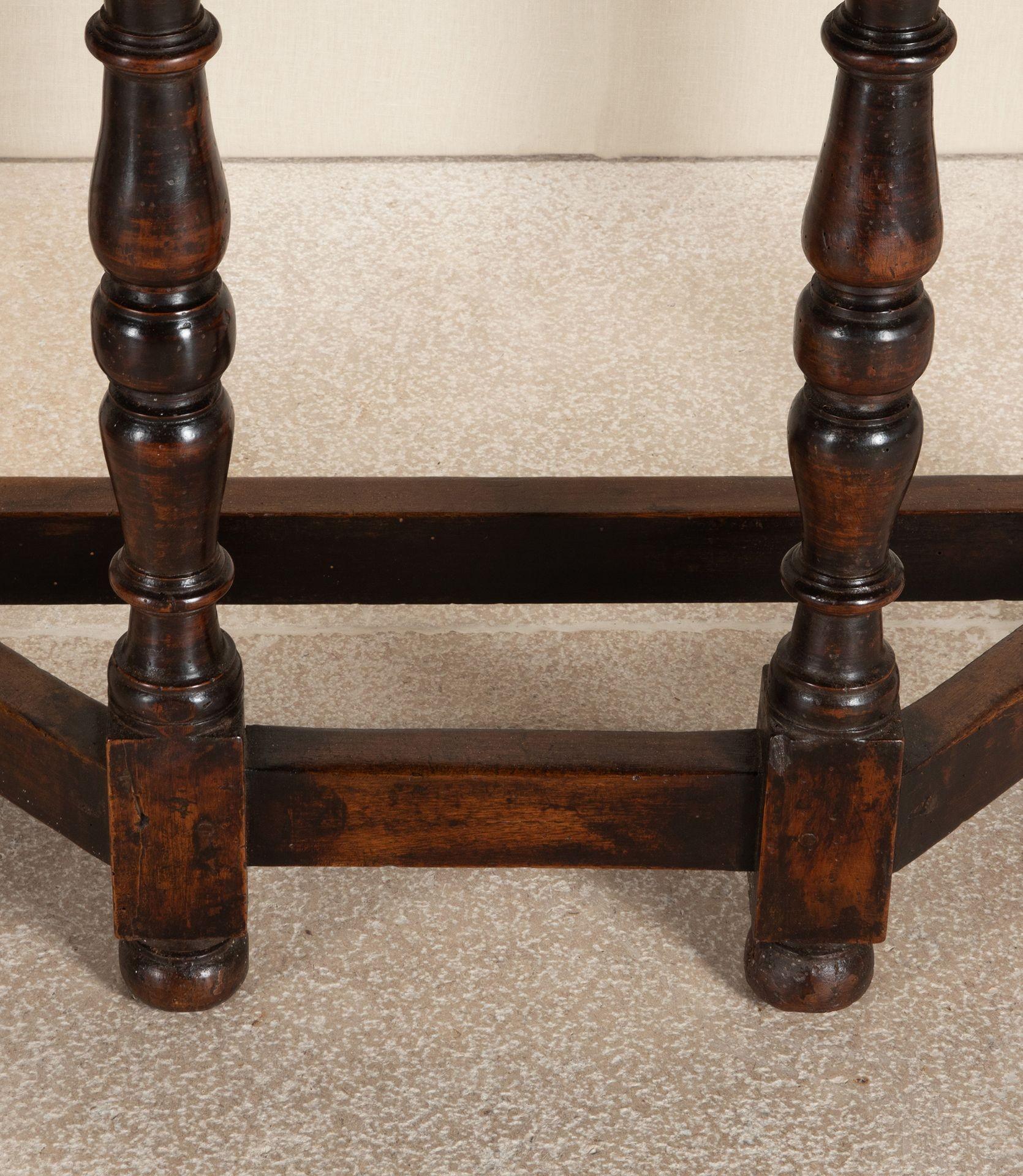 Pair of Late 18th Century Italian Solid Walnut Console Tables en venta 8