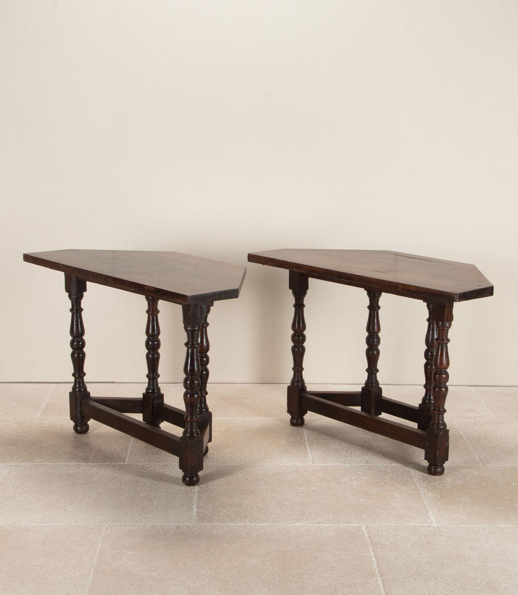 Pair of Late 18th Century Italian Solid Walnut Console Tables De campo en venta