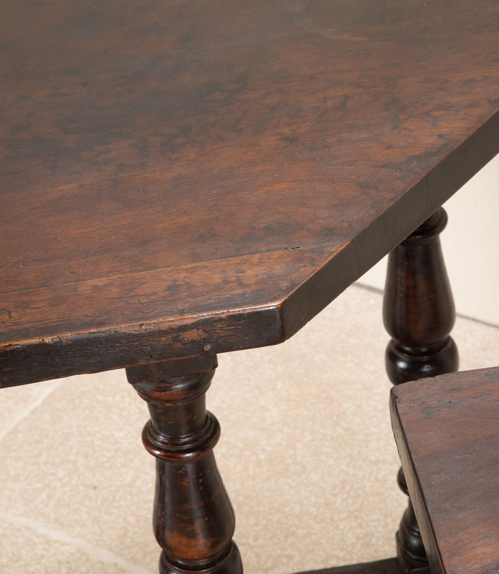 Pair of Late 18th Century Italian Solid Walnut Console Tables en Bueno estado para la venta en Gloucestershire, GB