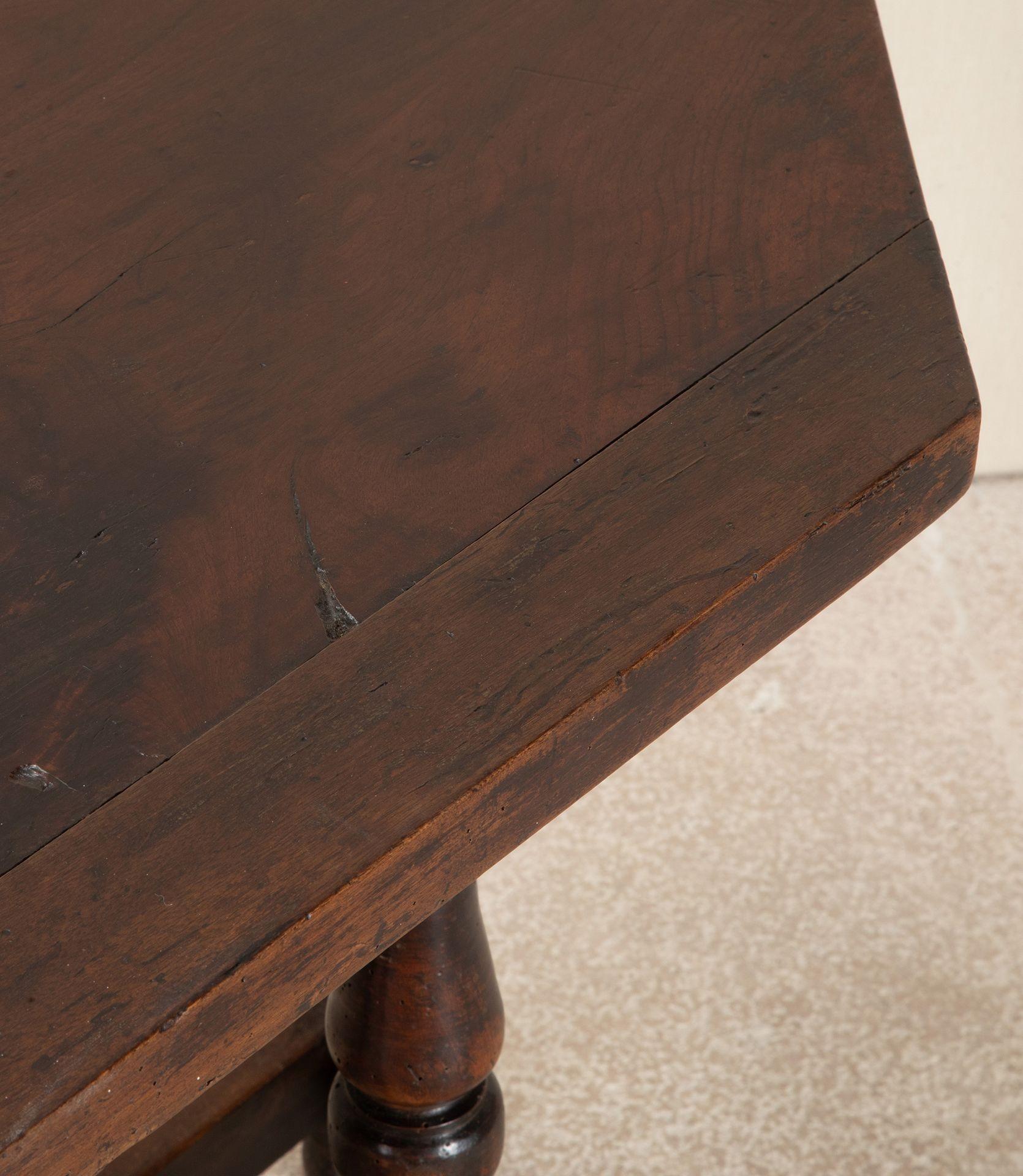 Pair of Late 18th Century Italian Solid Walnut Console Tables Nogal en venta