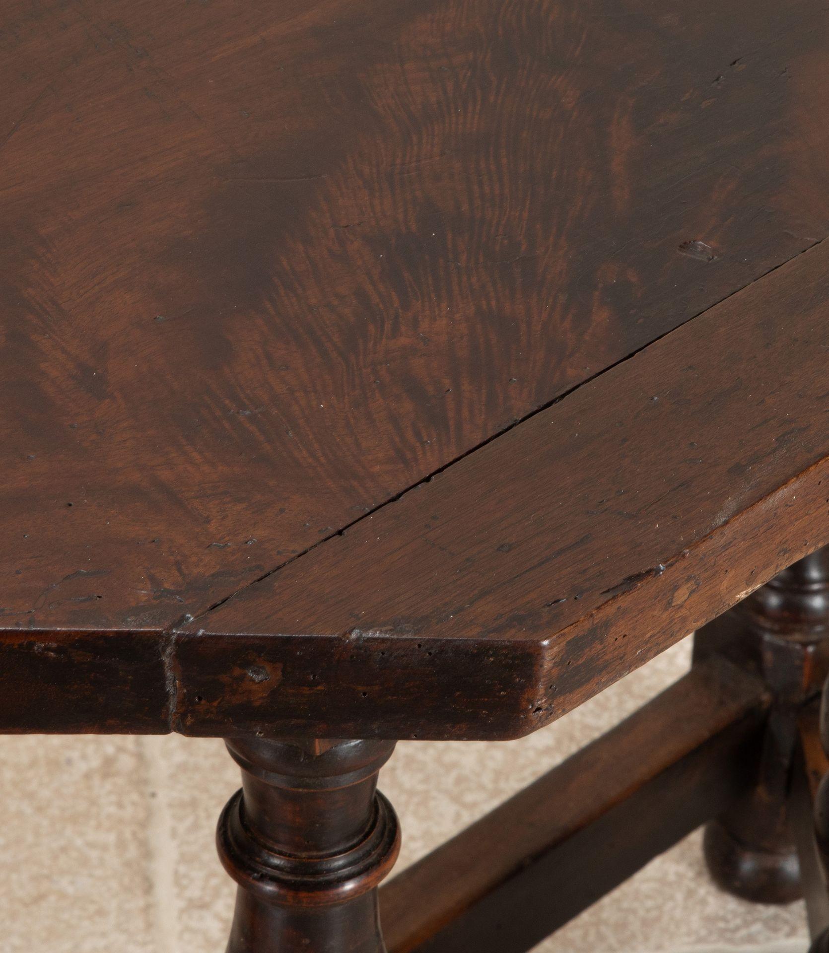 Pair of Late 18th Century Italian Solid Walnut Console Tables en venta 1