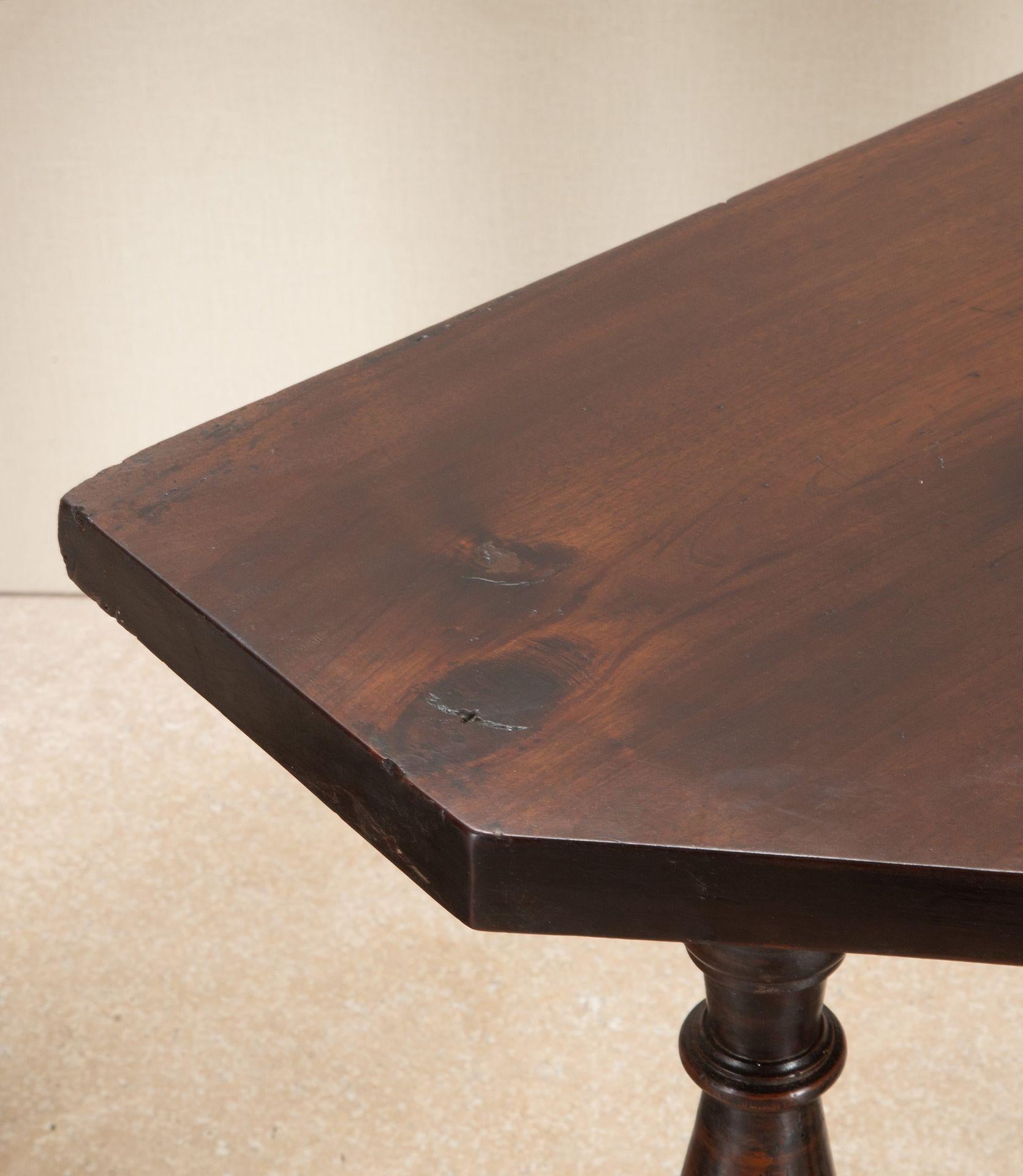 Pair of Late 18th Century Italian Solid Walnut Console Tables en venta 2