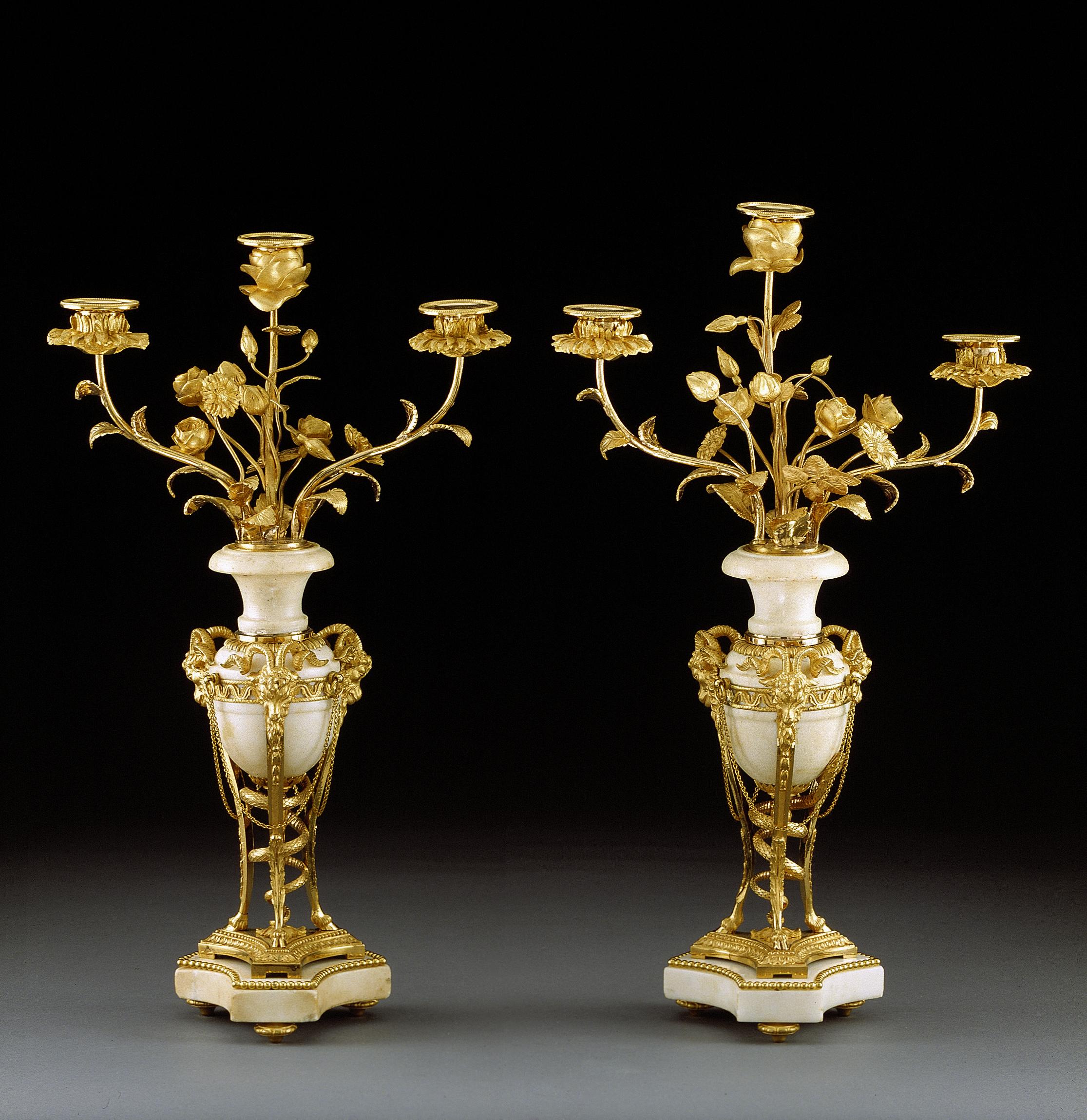 Francese Coppia di candelabri in marmo bianco e Ormolu Luigi XVI della fine del XVIII secolo in vendita