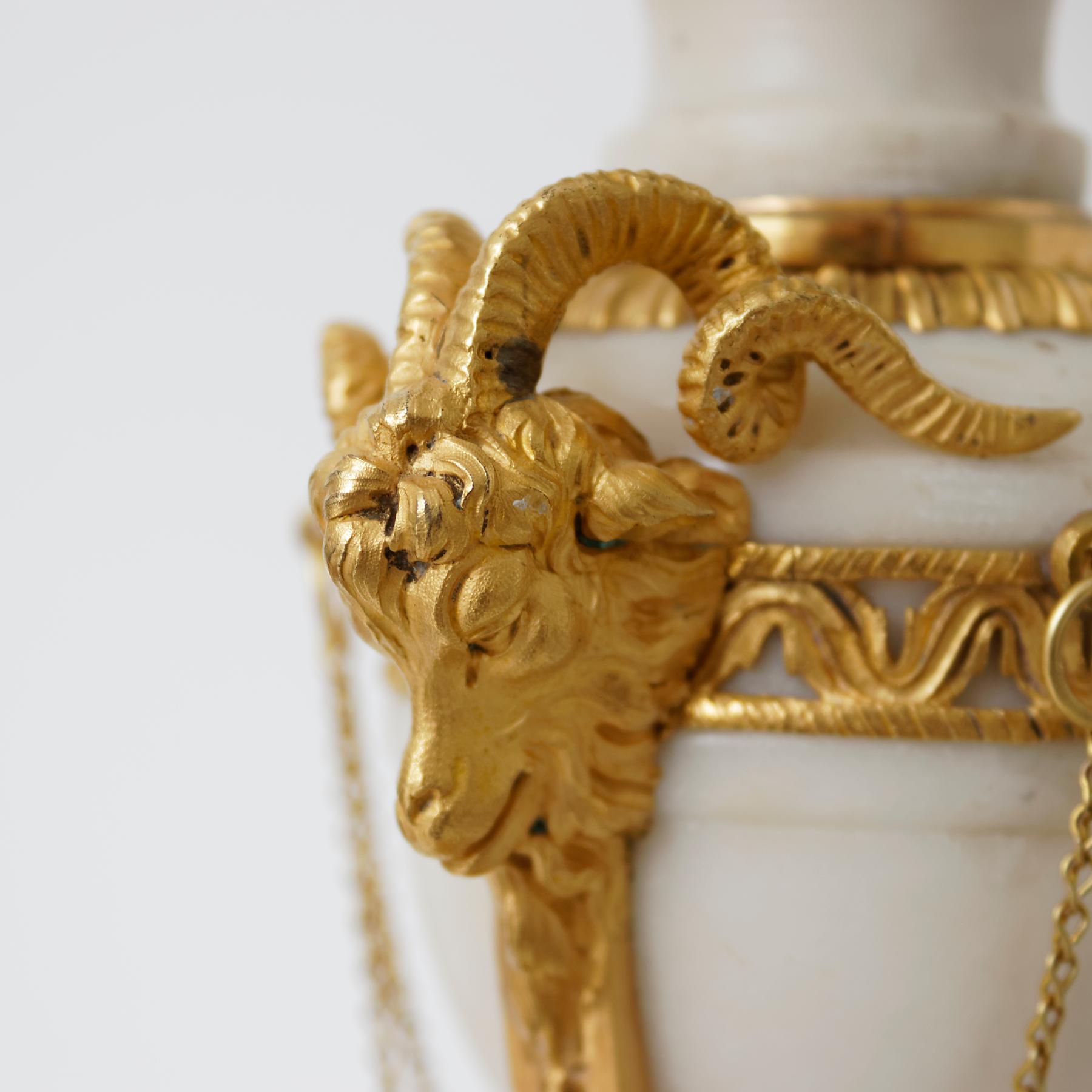 Paar Louis-XVI-Kandelaber aus Goldbronze und weißem Marmor aus dem späten 18. Jahrhundert (18. Jahrhundert und früher) im Angebot