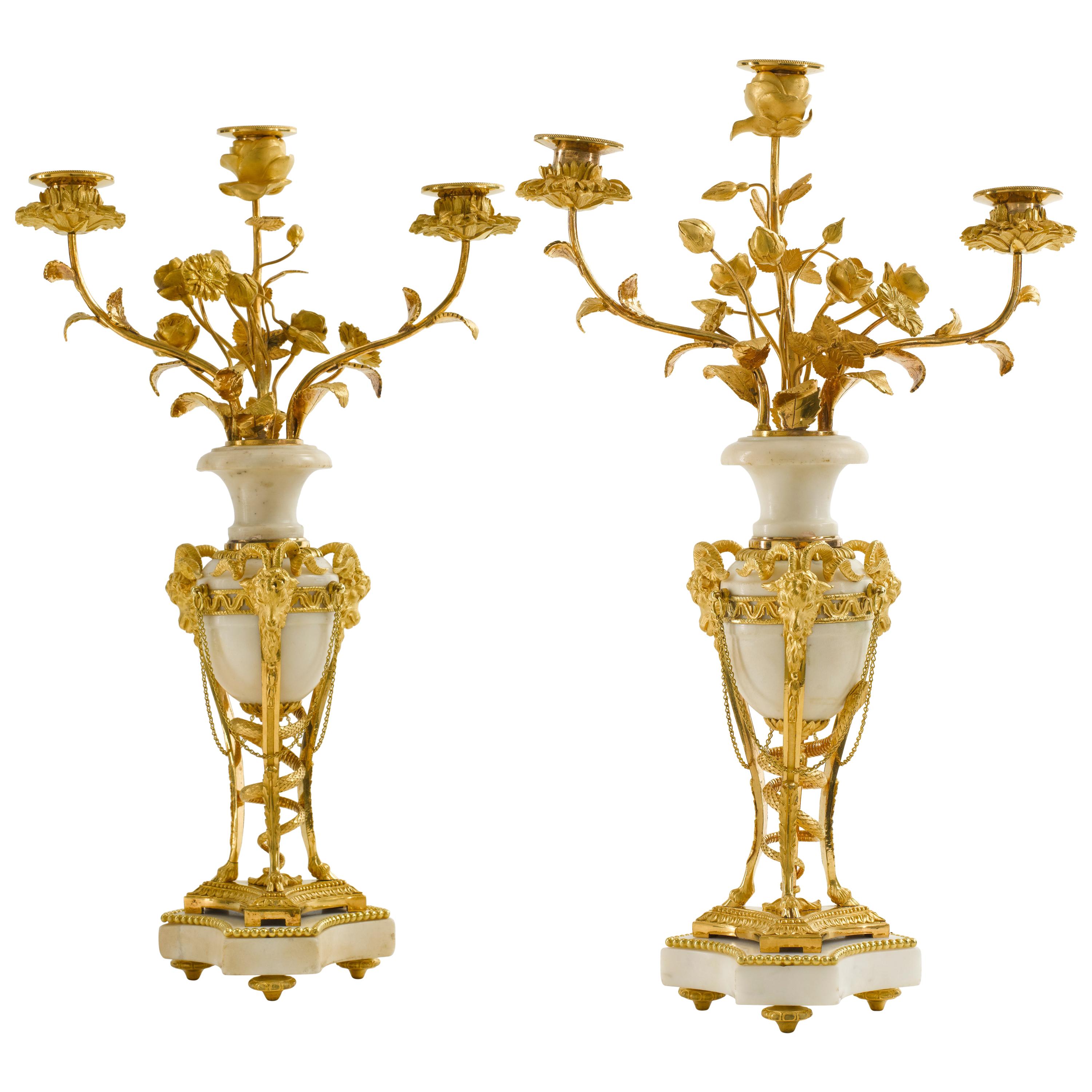 Paire de chandeliers Louis XVI en bronze doré et marbre blanc de la fin du XVIIIe siècle