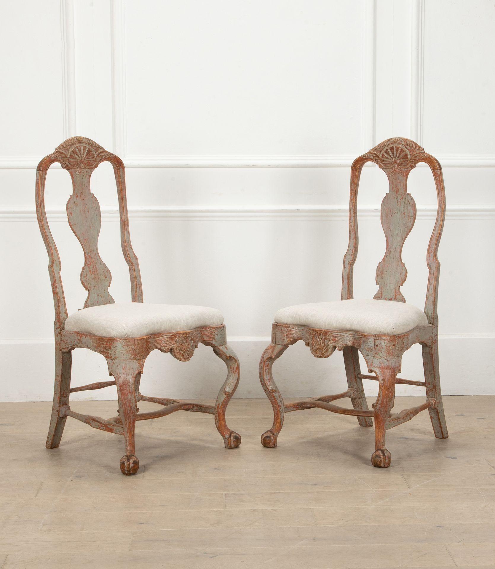 Paire de chaises d'appoint rococo suédoises de la fin du XVIIIe siècle.
Avec une traverse supérieure sculptée et un siège en serpentin sur un généreux pied cabriole, se terminant par des pieds en boule et griffes.
L'ensemble a été repeint dans un