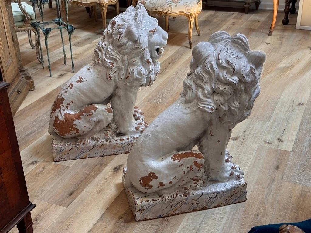 Italiano Pair of late 18th century terracotta lions from Naples in vendita