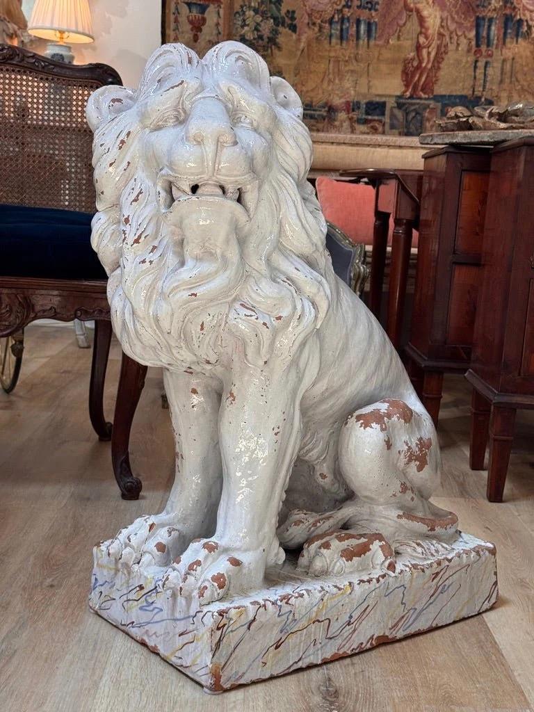 XVIII secolo Pair of late 18th century terracotta lions from Naples in vendita