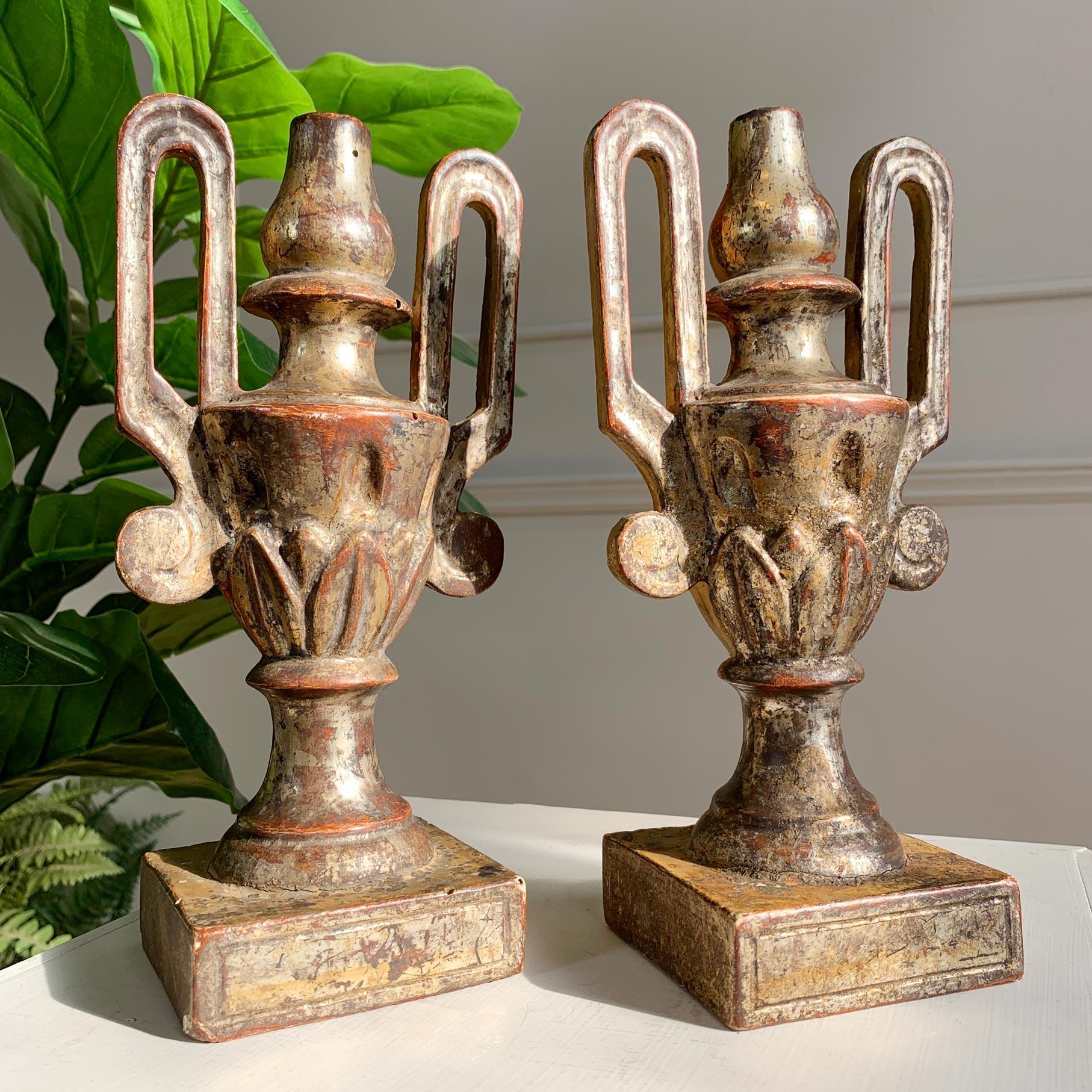 Paire de vases d'autel baroques en bois doré et gesso de la fin du XVIIIe siècle en vente 3