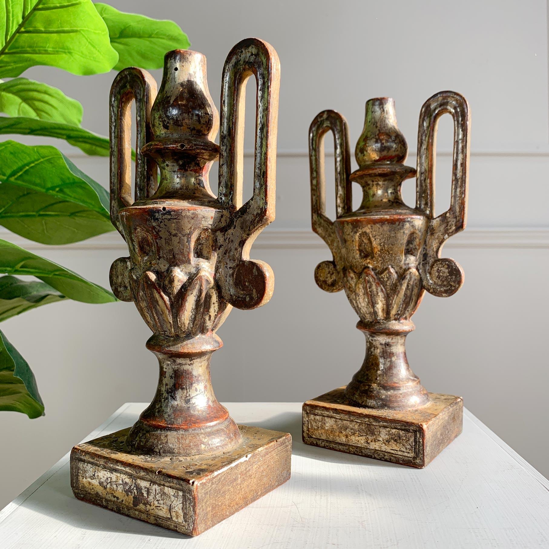 Paire de vases d'autel baroques allemands de la fin du XVIIIe siècle, en bois sculpté et doré, avec de petites zones de perte de dorure et de patine, comme on peut s'y attendre compte tenu de leur âge. Elles auraient été exposées dans l'autel d'une