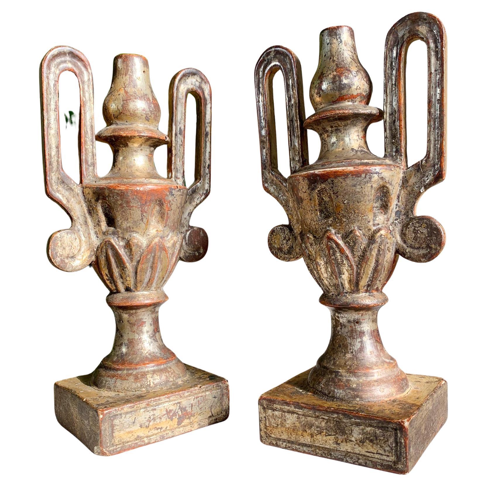 Paire de vases d'autel baroques en bois doré et gesso de la fin du XVIIIe siècle en vente