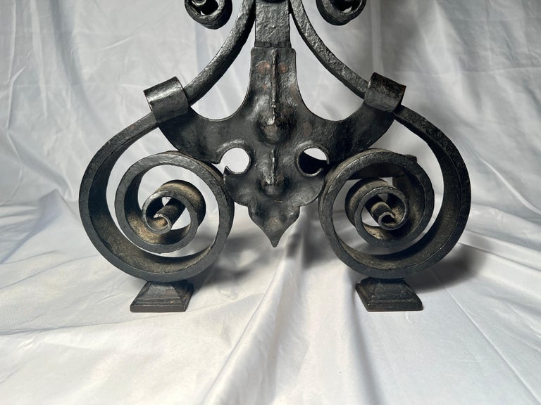 Grande paire de chenets de cheminée en fer forgé. France