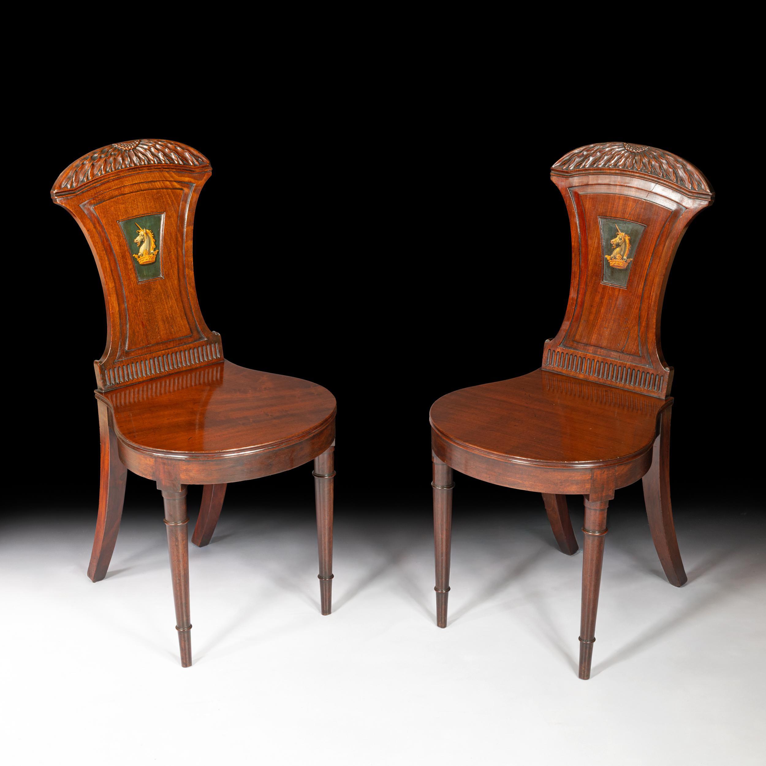 Ein feines Paar Beistellstühle aus der Regency-Zeit
CIRCA 1810

Dieses elegante Paar englischer Beistellstühle aus dem frühen 19. Jahrhundert ist aus reichlich patiniertem Mahagoni gefertigt und weist die für die Regency-Zeit charakteristischen