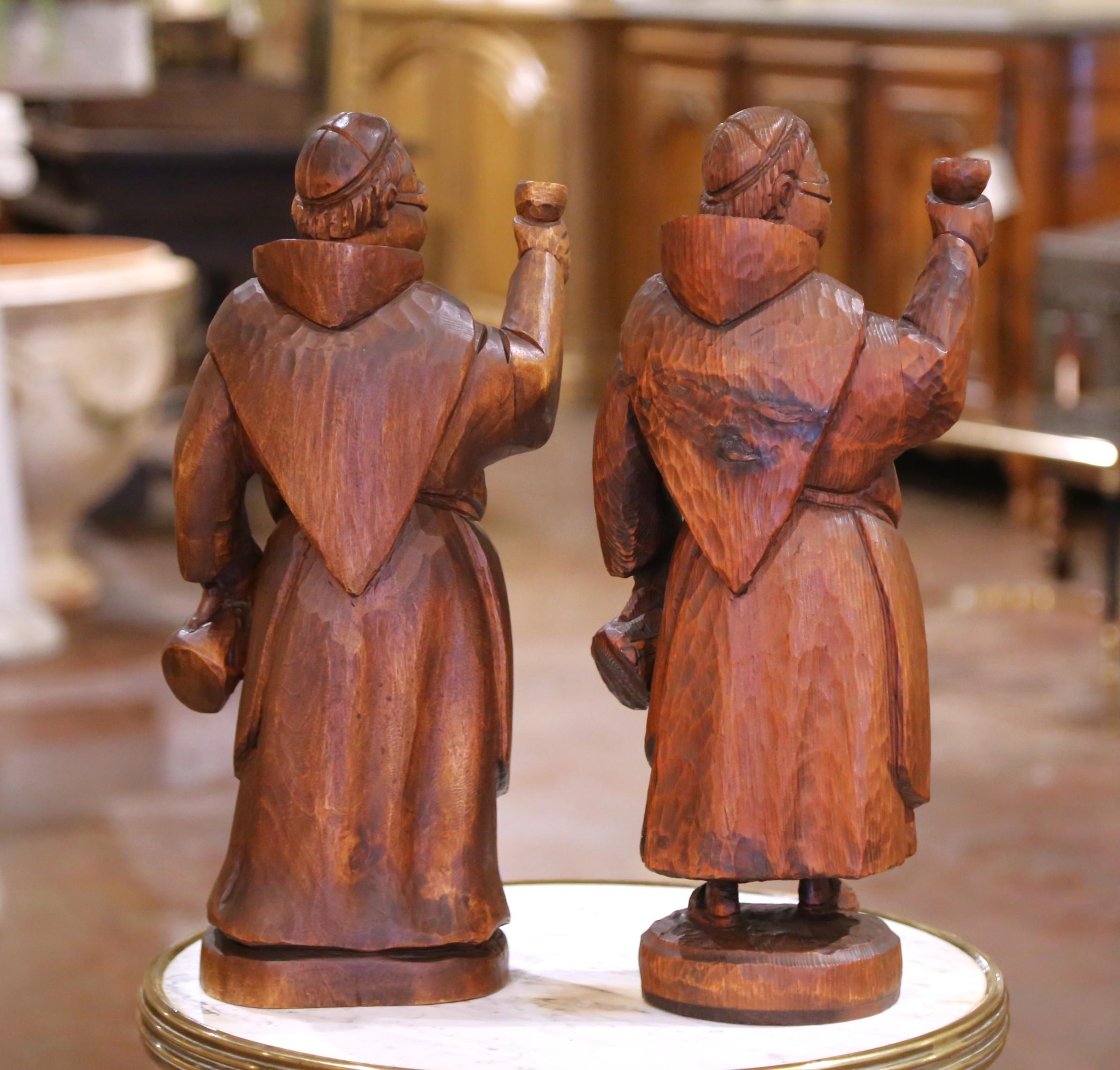 Forêt-Noire Paire de moines en chêne sculpté avec gobelets, de style Black Forest, datant de la fin du 19ème siècle. en vente
